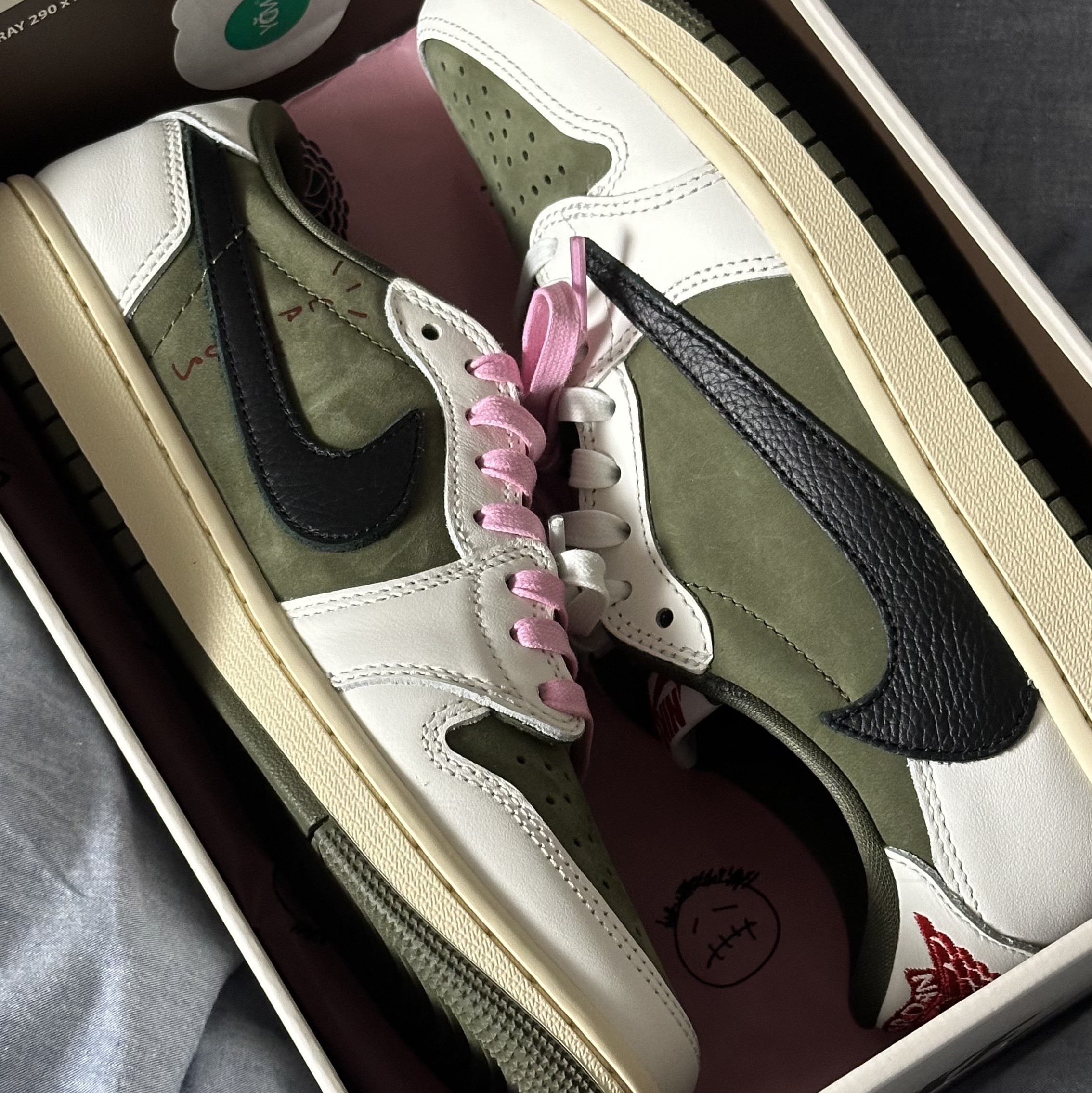 Jordan 1 x Travis Scott Retro Low OG SP Reverse Olive, (W) Jordan 1 x Travis Scott Retro Low OG SP Canary 착용 스타일 - 1