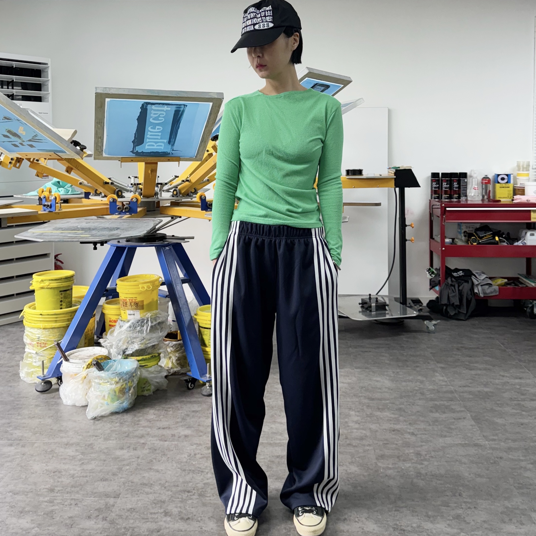 Kasual Manual Track Pants Navy 착용 스타일 - 1