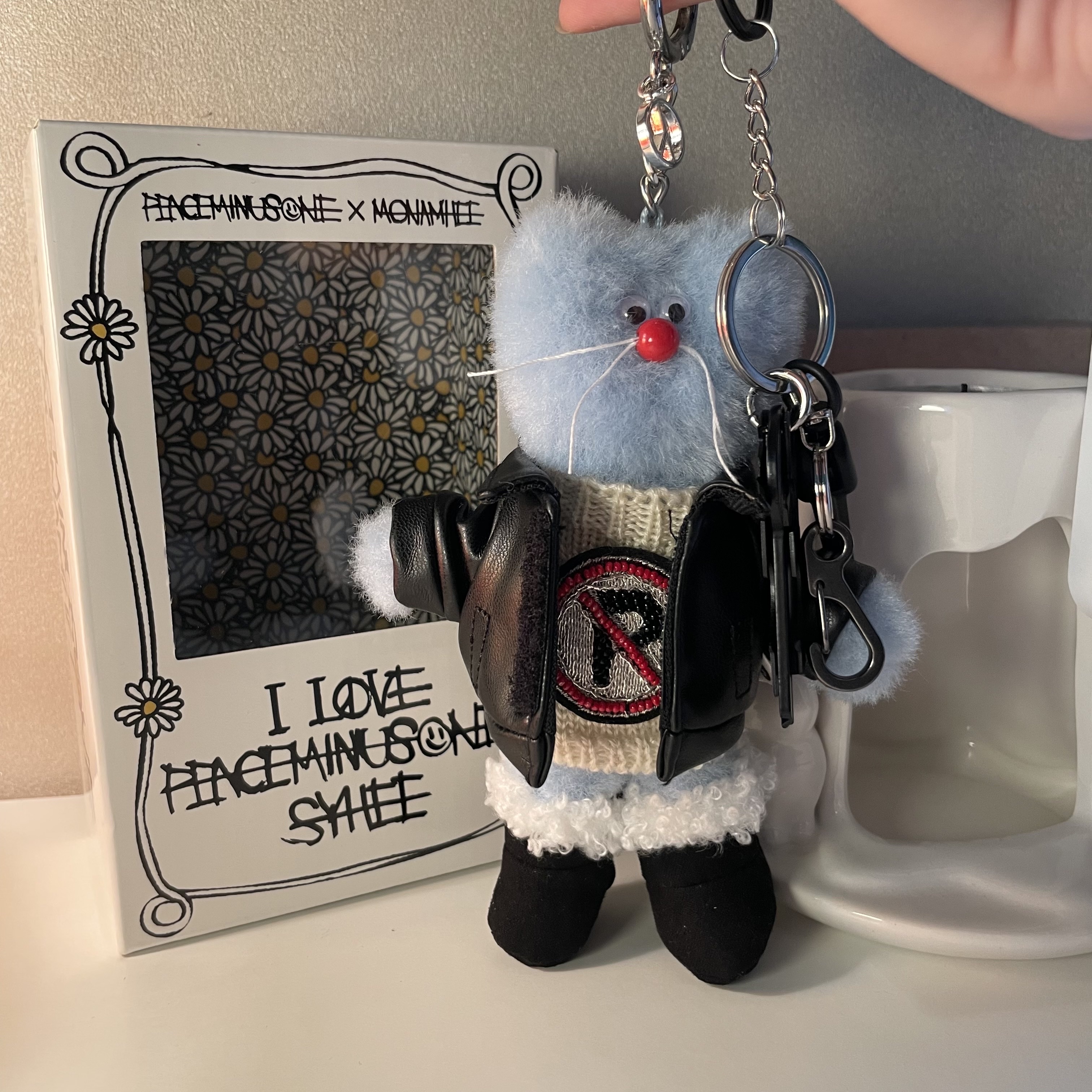 Monamhee x Peaceminusone Syhee Plush Keyring 착용 스타일