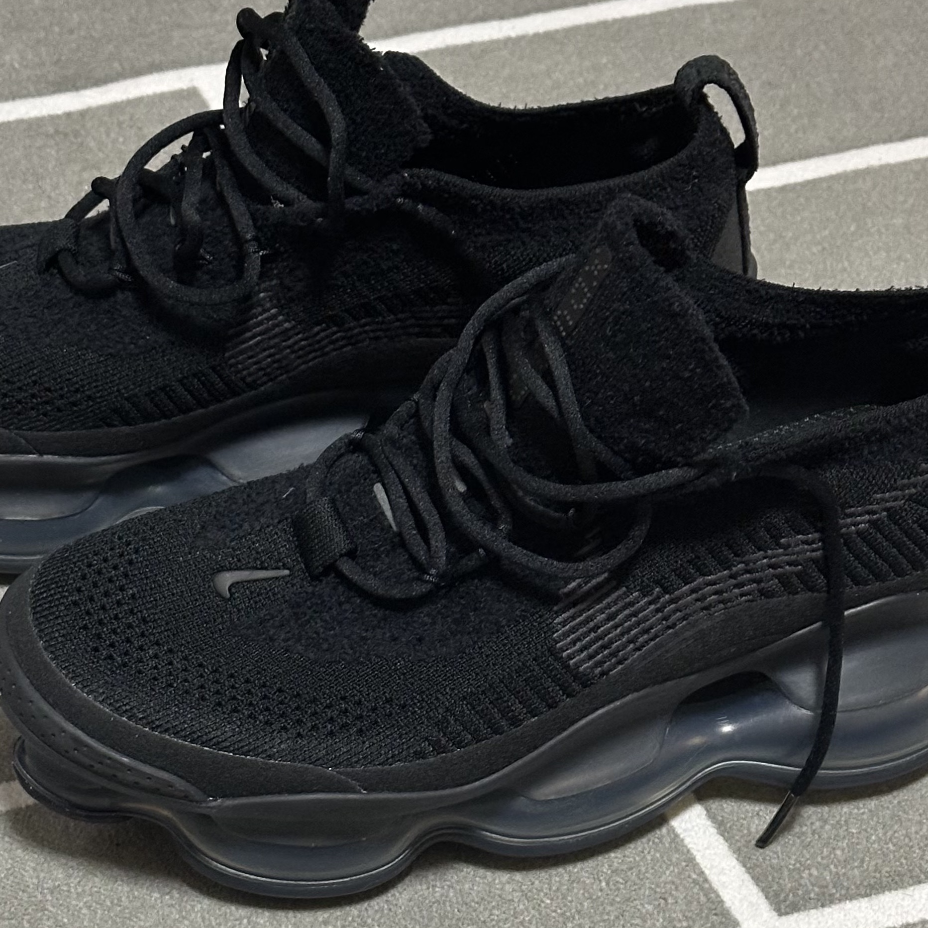 Nike Air Max Scorpion Flyknit Black Anthracite 착용 스타일