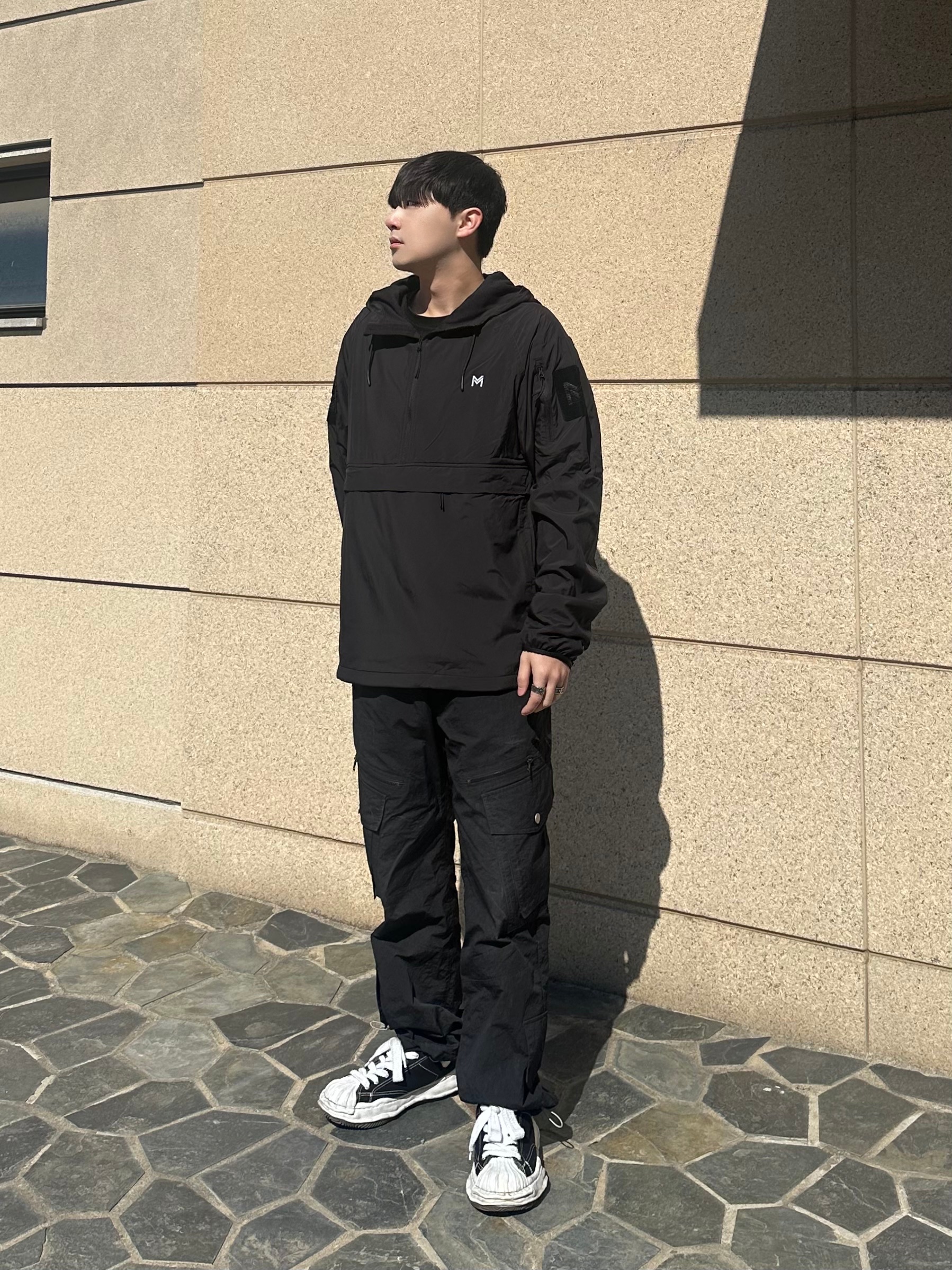 메종 미하라 야스히로 피터슨 OG 솔 캔버스 로우 스니커즈 블랙 착용 스타일 - 1