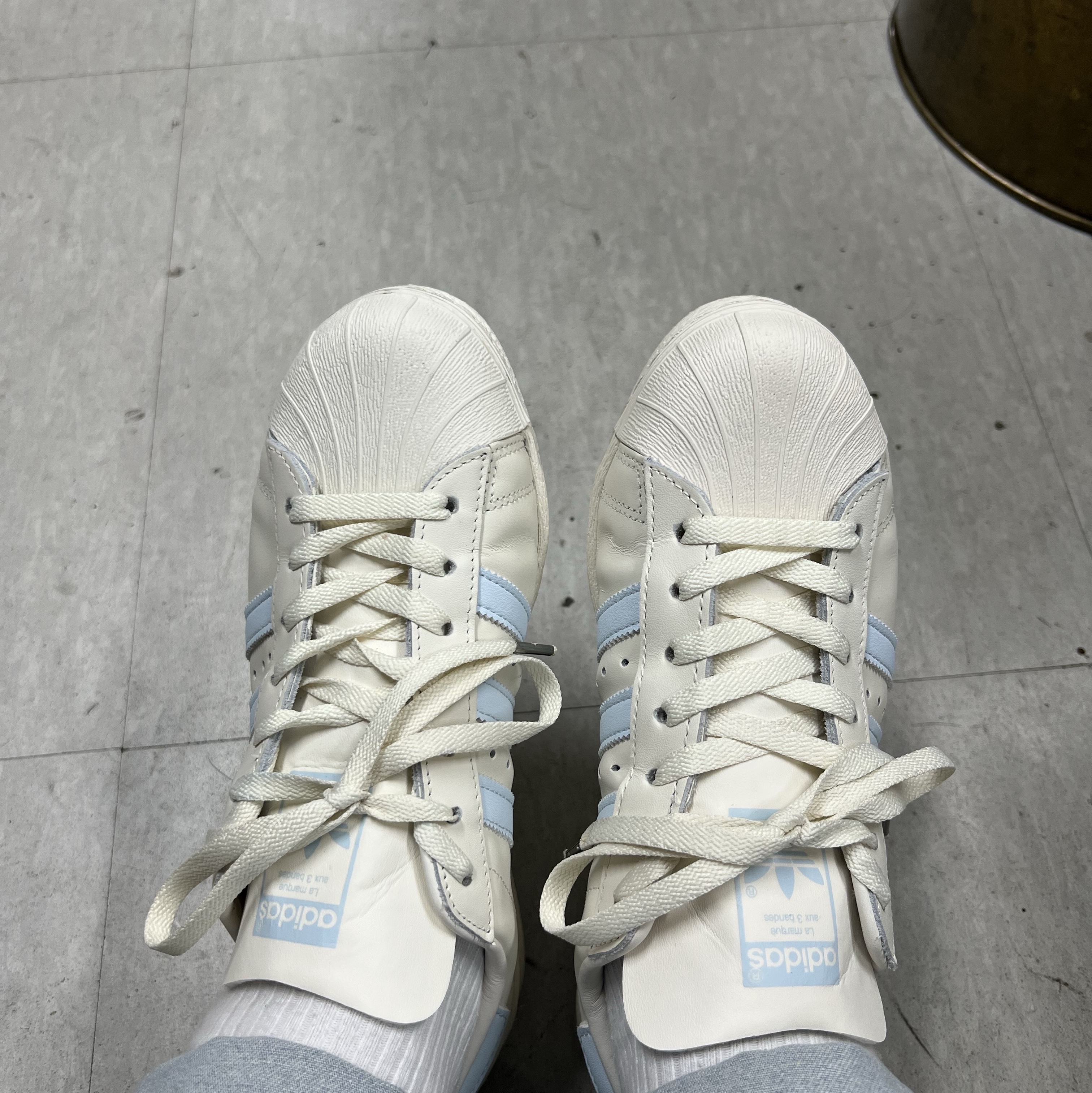 Adidas Superstar 82 Cloud White Sky Tint 착용 스타일