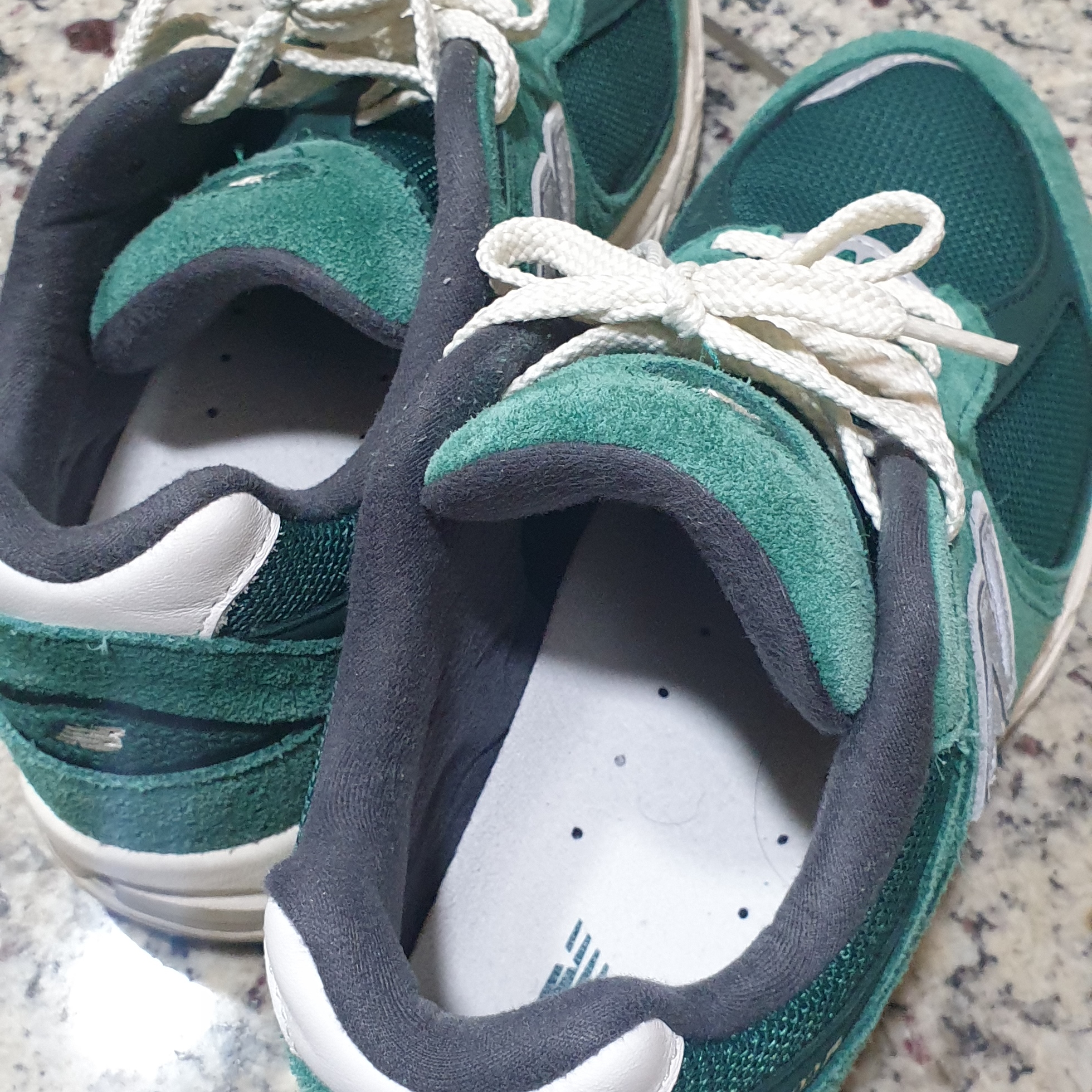 New Balance 2002R Nightwatch Green 착용 스타일 - 1