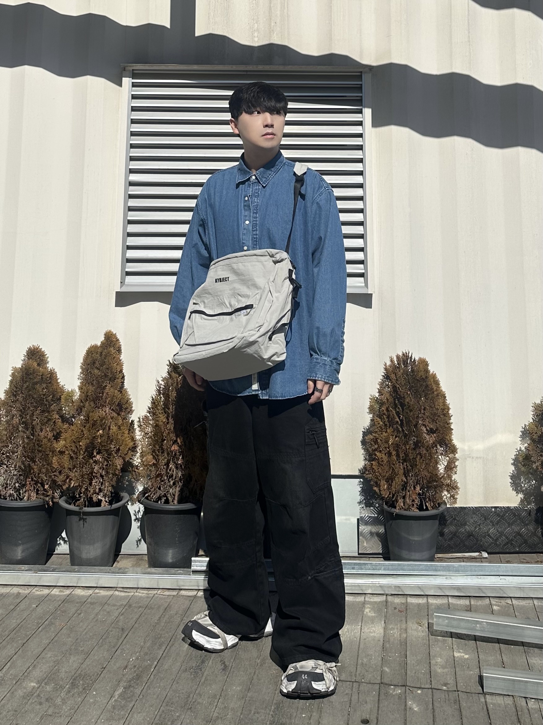 발렌시아가 카고 스니커즈 화이트 그레이 착용 스타일 - 1