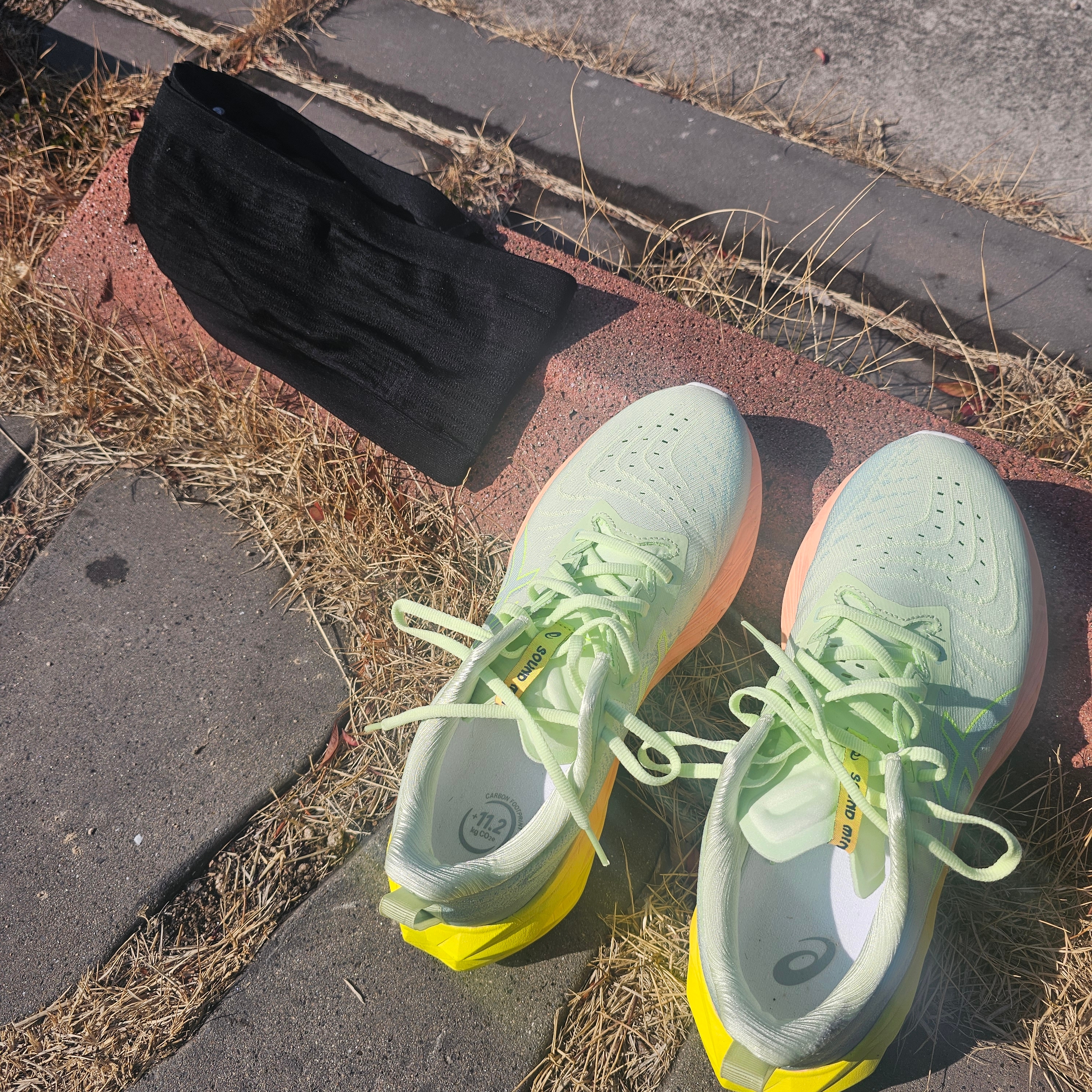 Asics Novablast 4 Cool Matcha Safety Yellow 착용 스타일 - 1