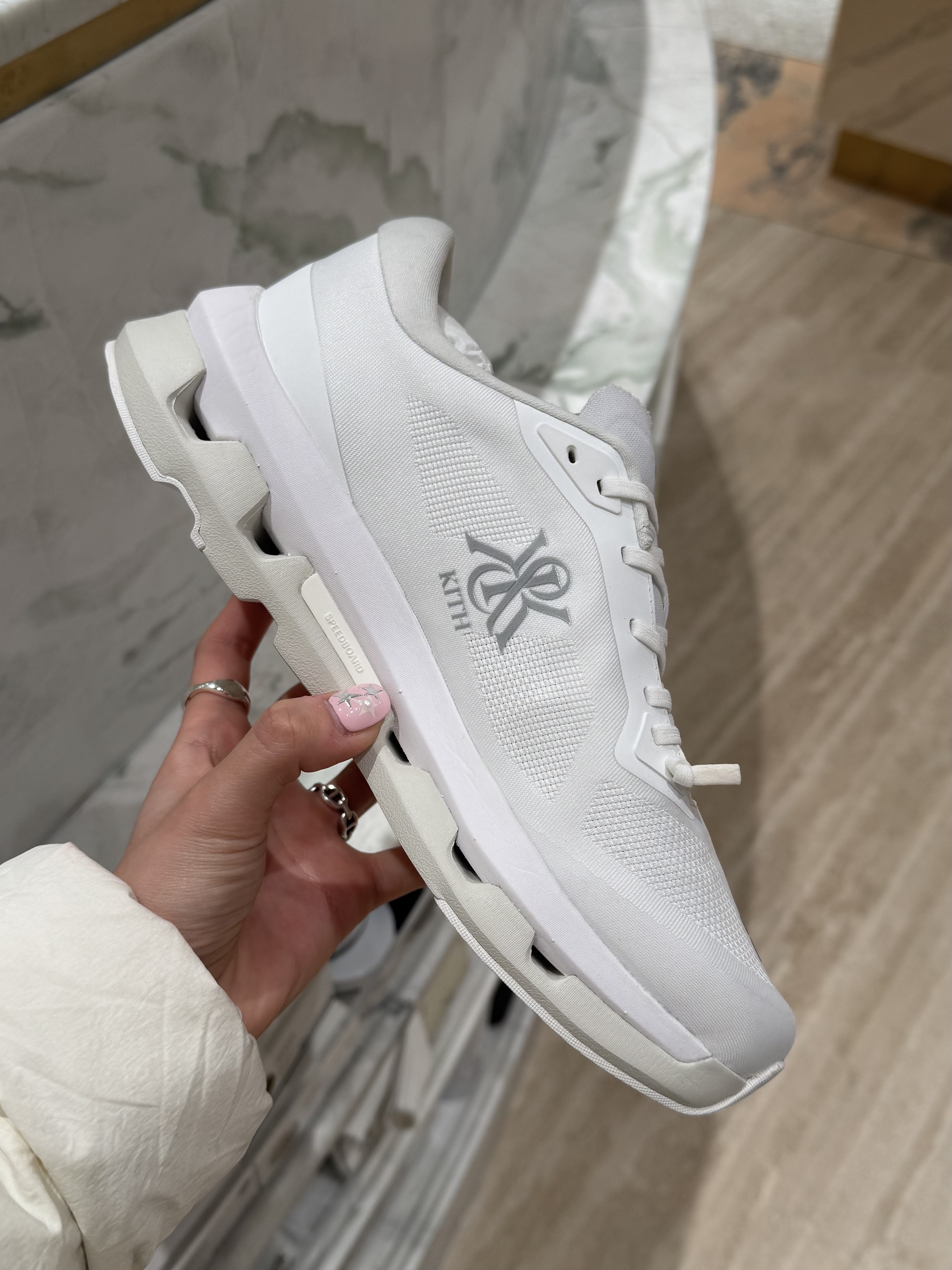 (W) On Running x Kith Cloudzone White Ice 착용 스타일