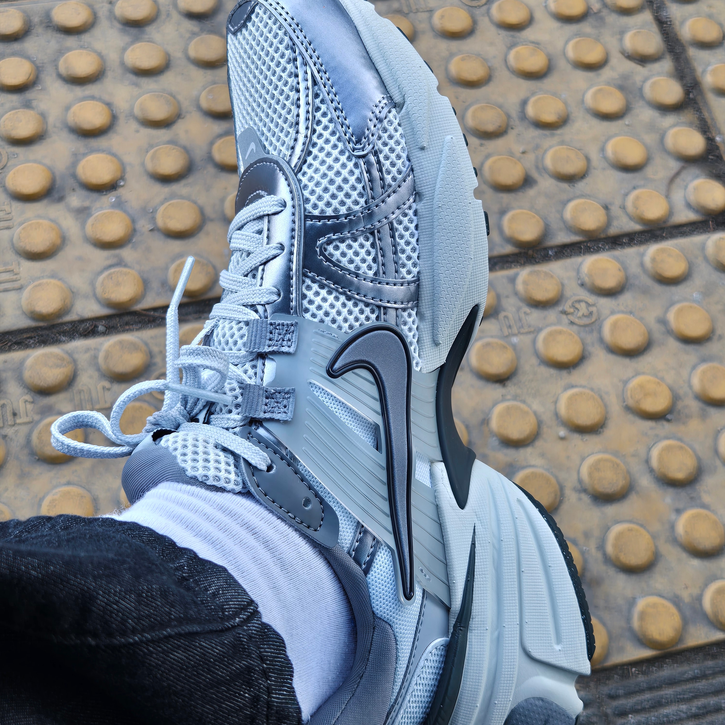 Nike V2K Run Pure Platinum Wolf Grey 착용 스타일