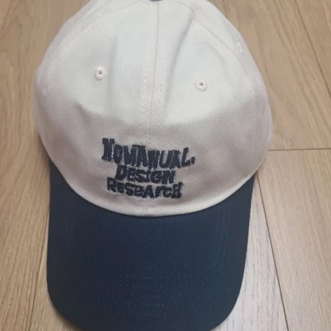 NOMANUAL Doodle Ball Cap Dark Navy 착용 스타일