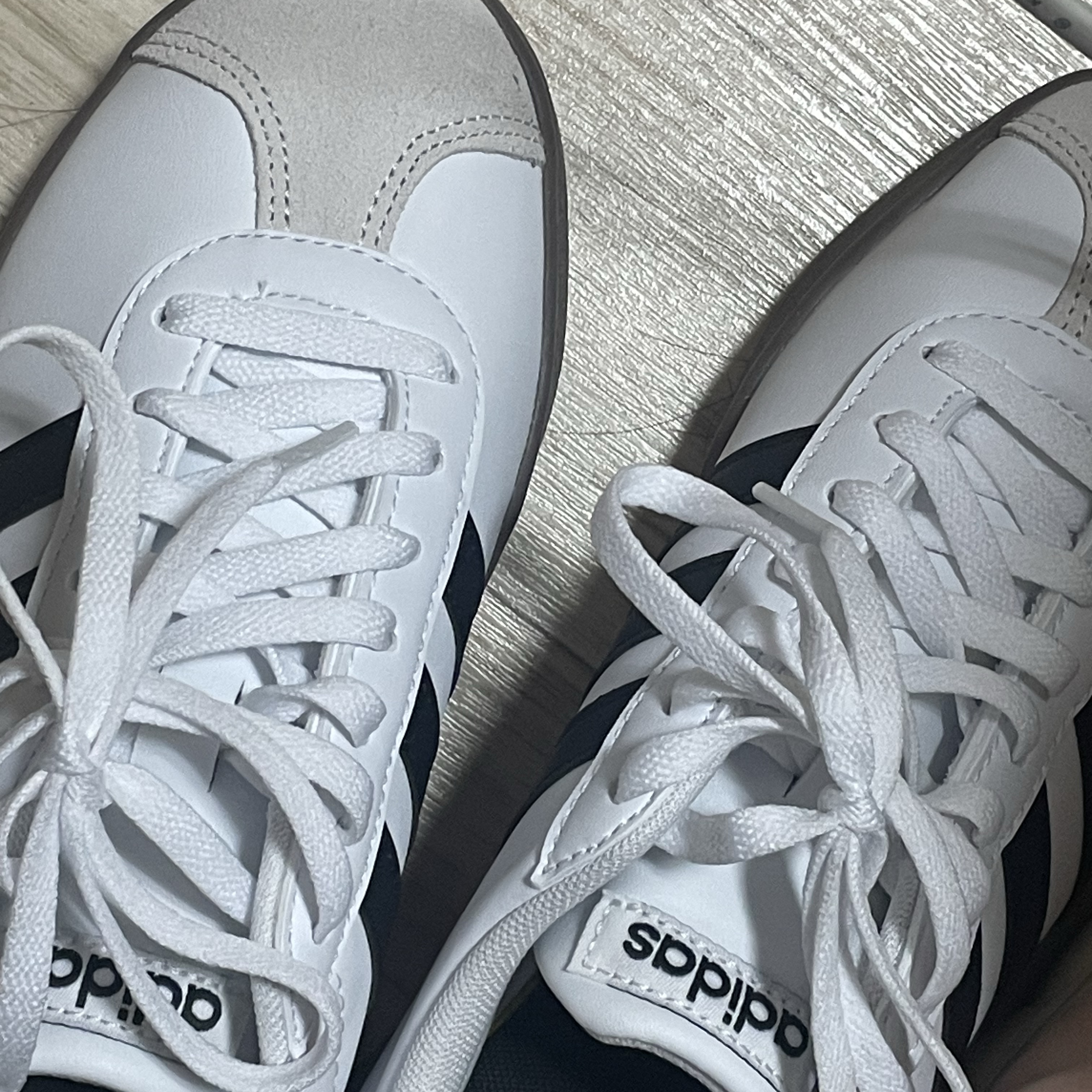 Adidas VL Court Base Cloud White Core Black 착용 스타일