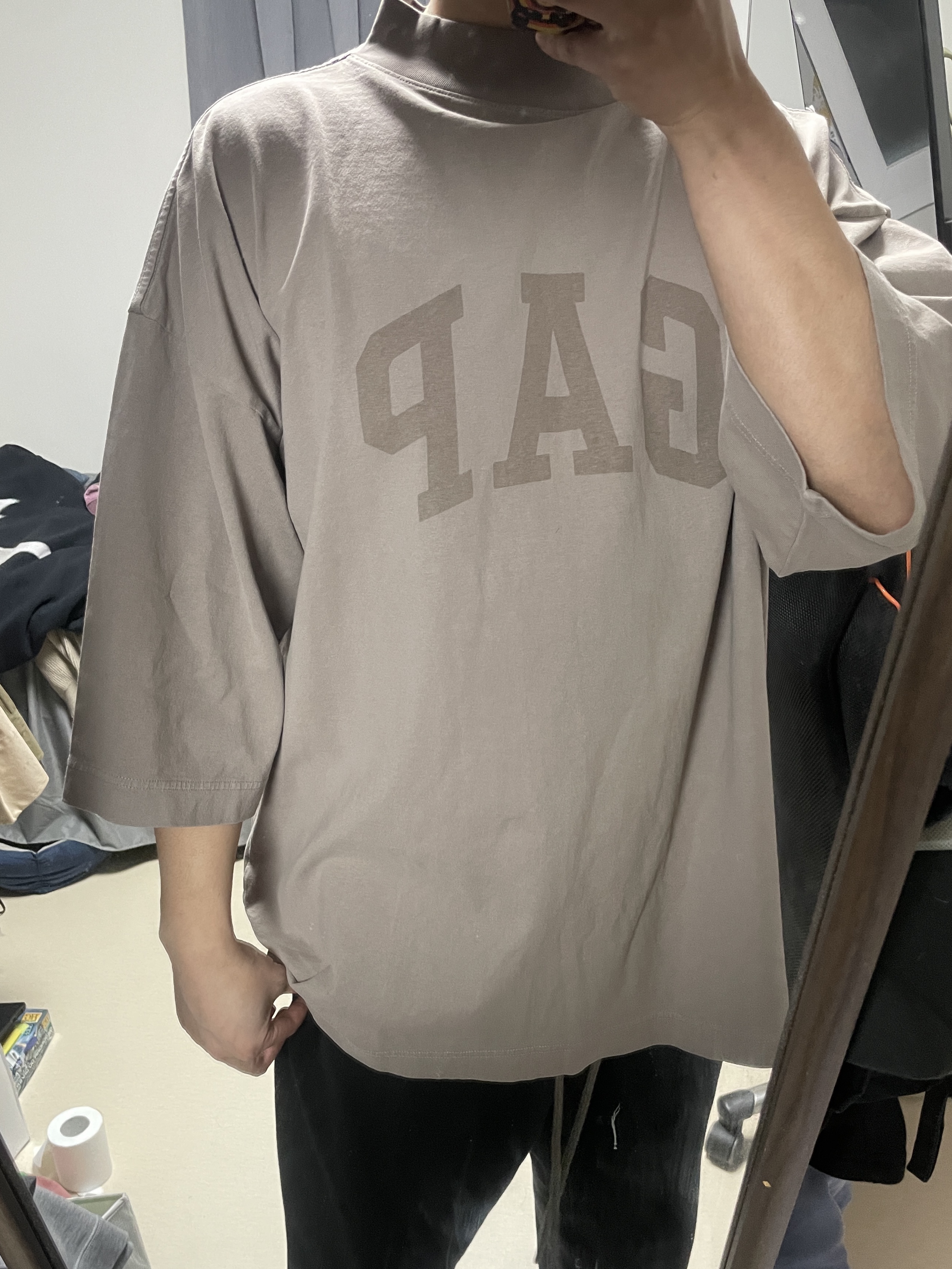 Yeezy Gap Engineered By Balenciaga Dove 3/4 Sleeve T-Shirt Beige 착용 스타일 - 2