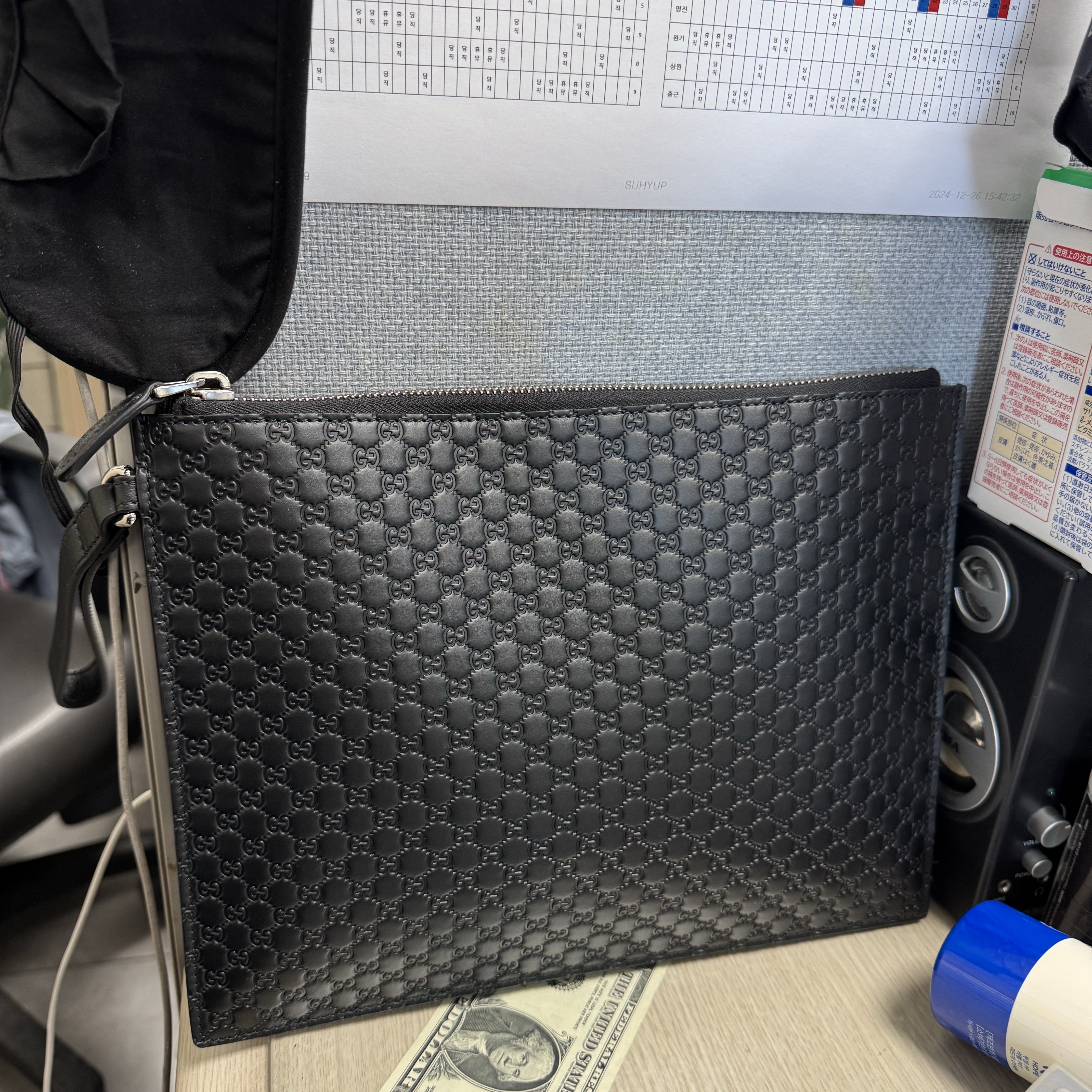 Gucci Micro Ssima Clutch Black 착용 스타일