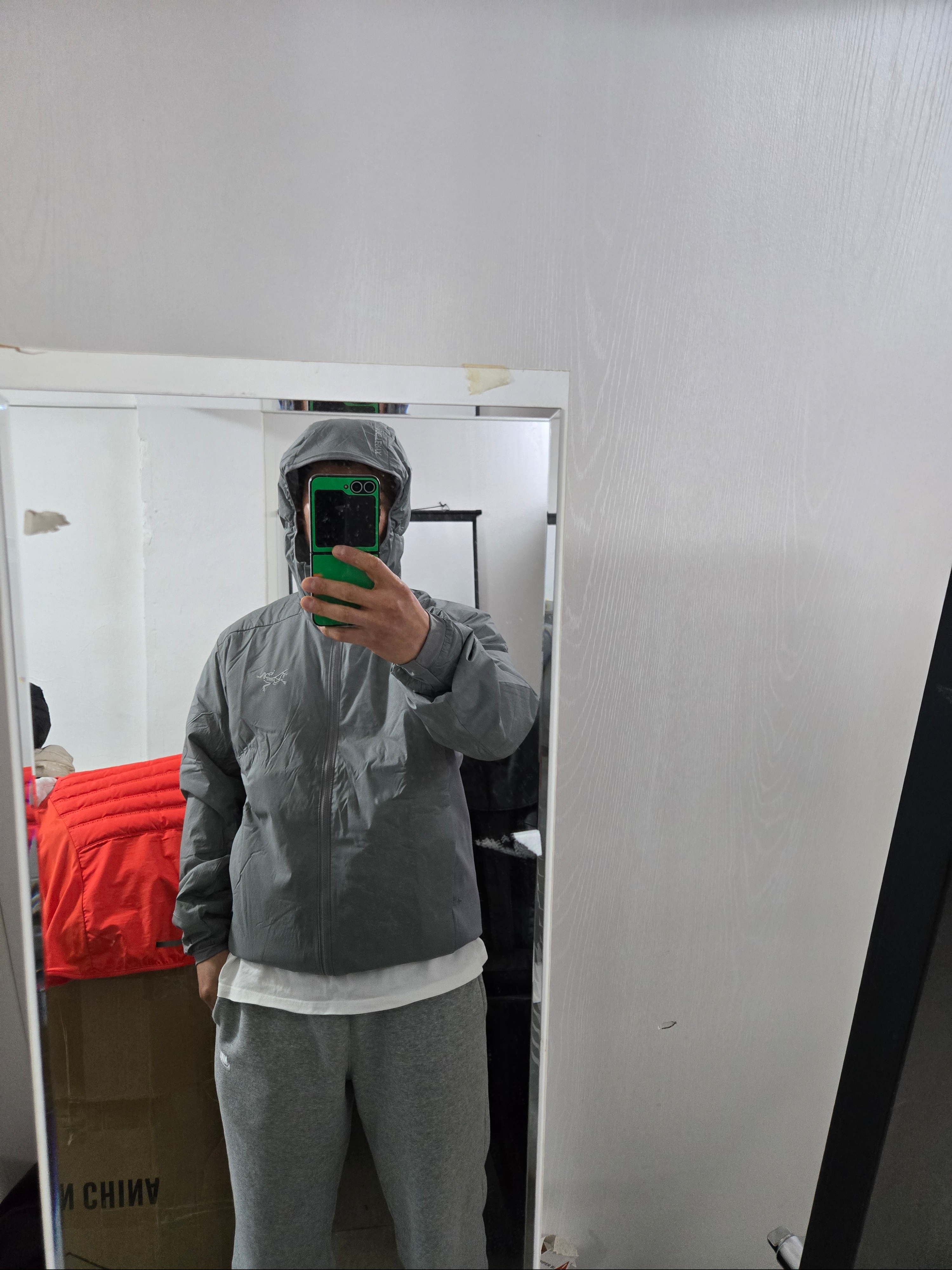 Arc'teryx Atom Hoody Void 착용 스타일 - 1