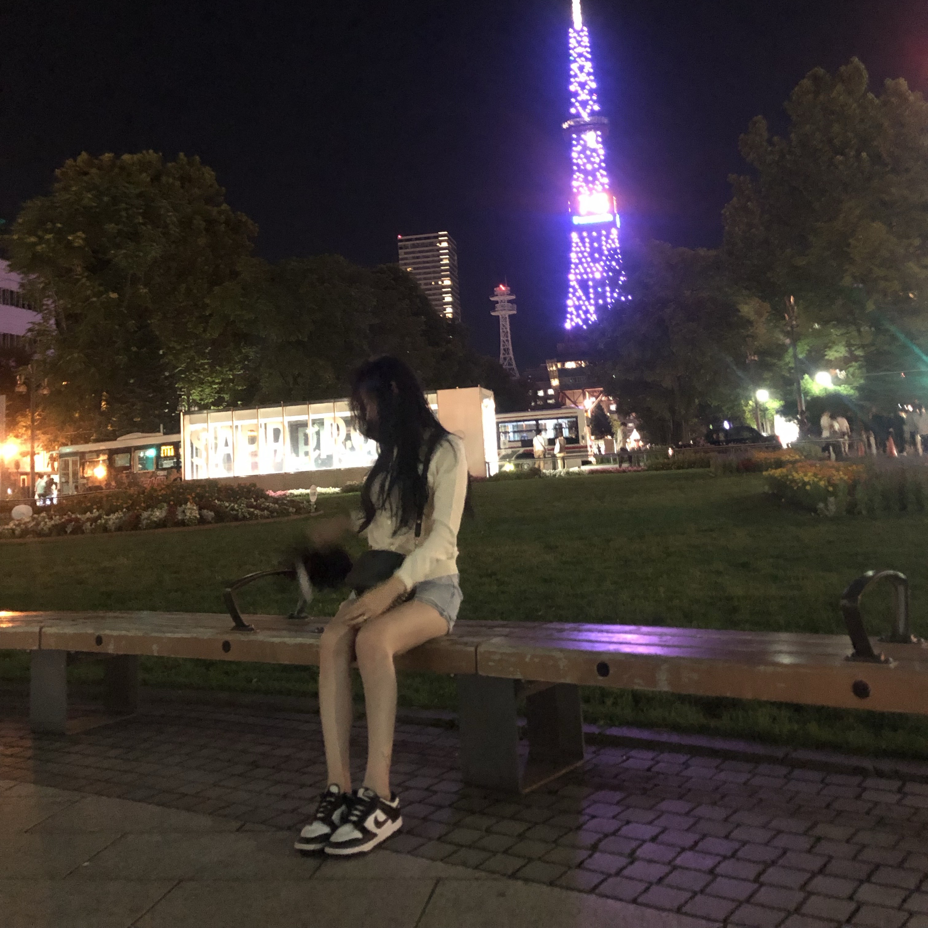 플레이 꼼데가르송 화이트 하트 니트 가디건 내츄럴, 셀린느 코튼 개버딘 자수 버킷햇 울트라 블랙 착용 스타일 - 3