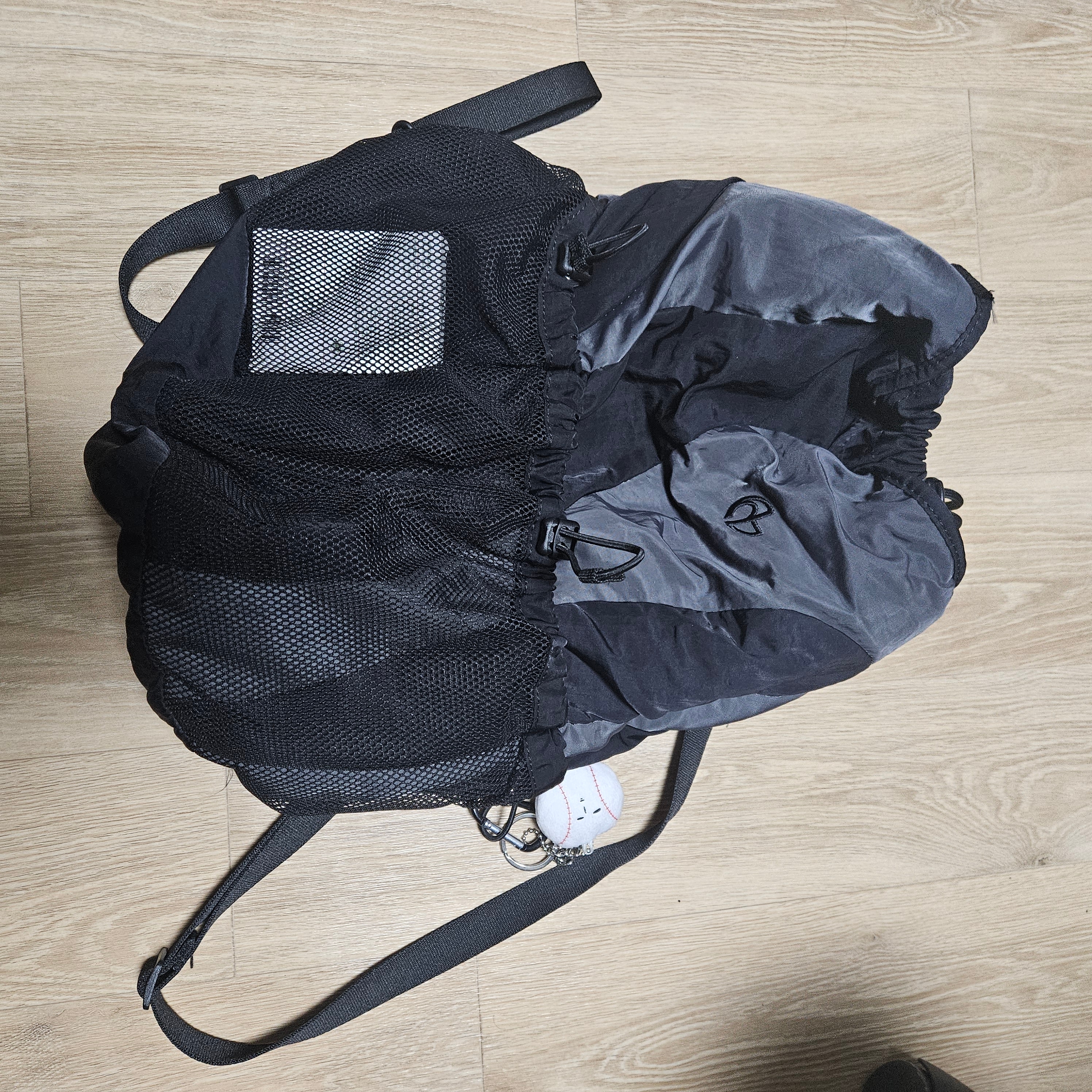 NOMANUAL C.B String Bag Charcoal 착용 스타일