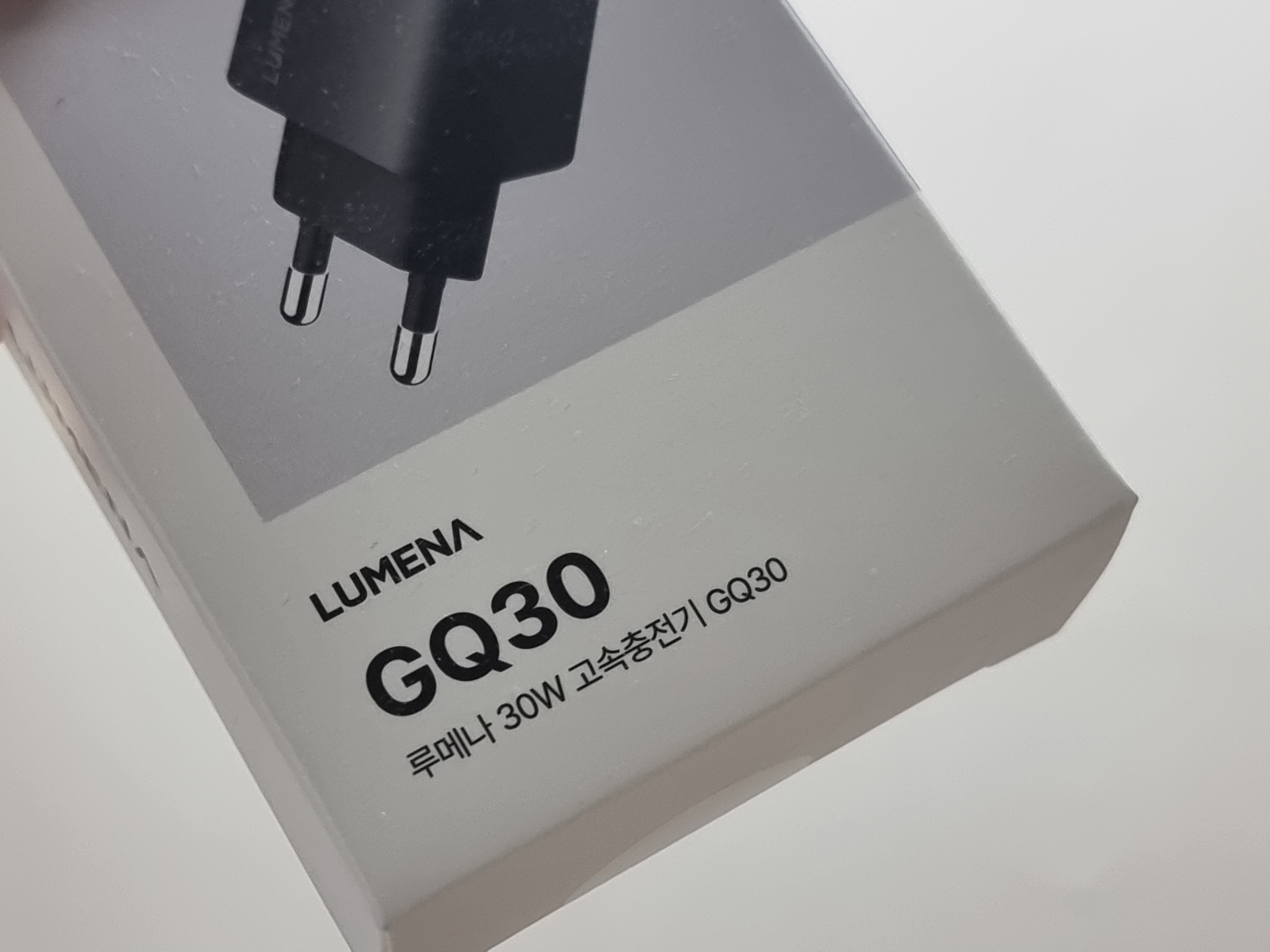 Lumena 30W Gan Multi Quick Charger GQ30 Black 착용 스타일
