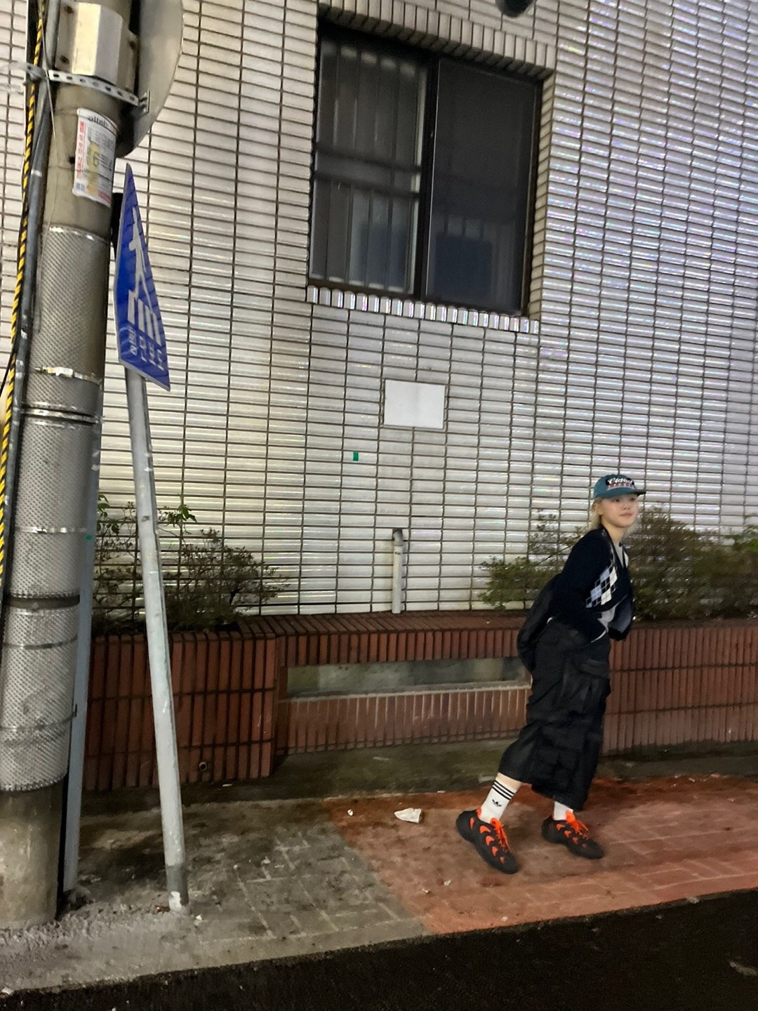 아디다스 아디폼 Q 코어 블랙 임페리얼 오렌지, 프로젝트 G/R 오버사이즈 컨버터블 카고 팬츠 코티드 블랙 착용 스타일 - 2