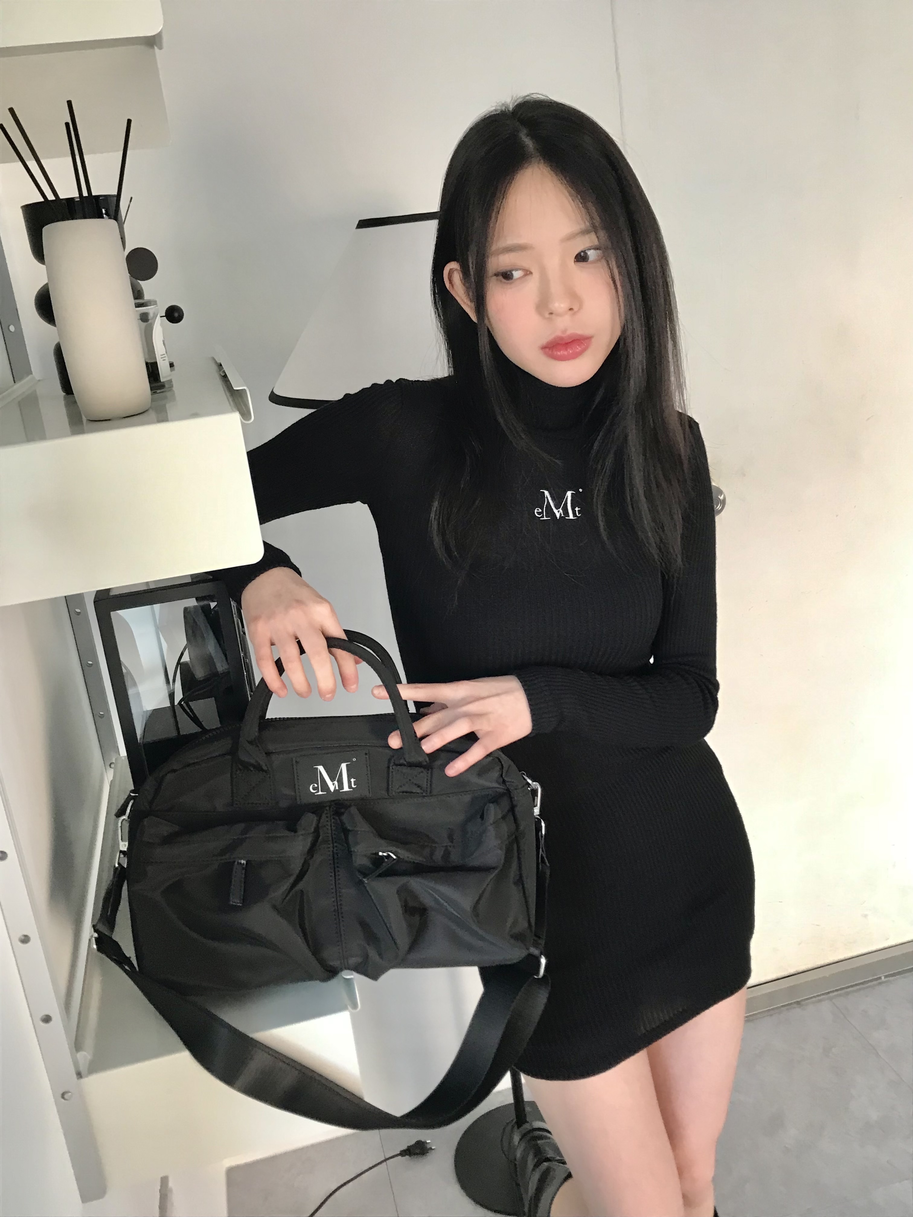MUCENT Newcy Long High Neck Slim Fit Ops Black, MUCENT Letie Signature 3way Double Pocket Cross Bag Black 착용 스타일 - 3