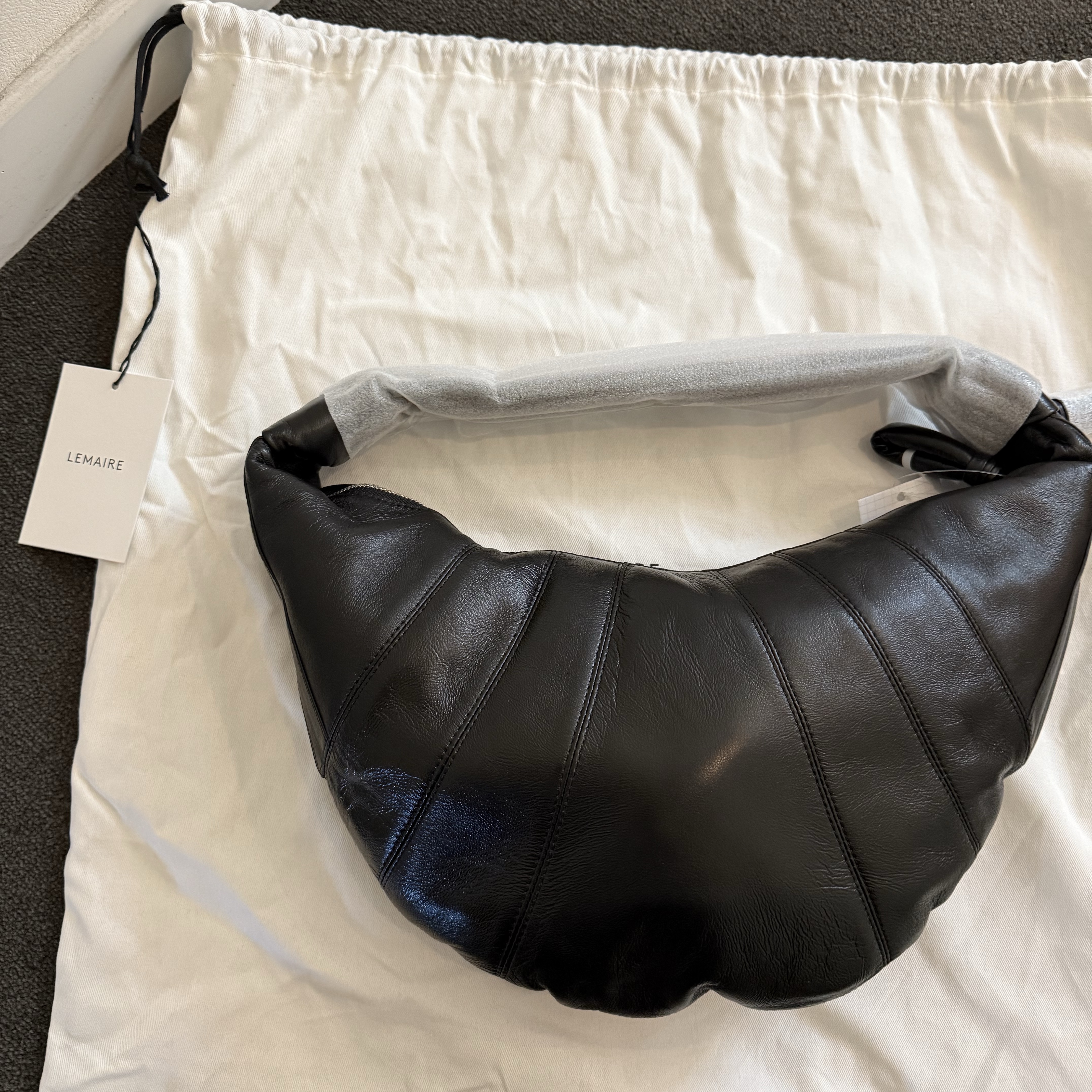 Lemaire Fortune Croissant Bag Soft Nappa Leather Black 착용 스타일