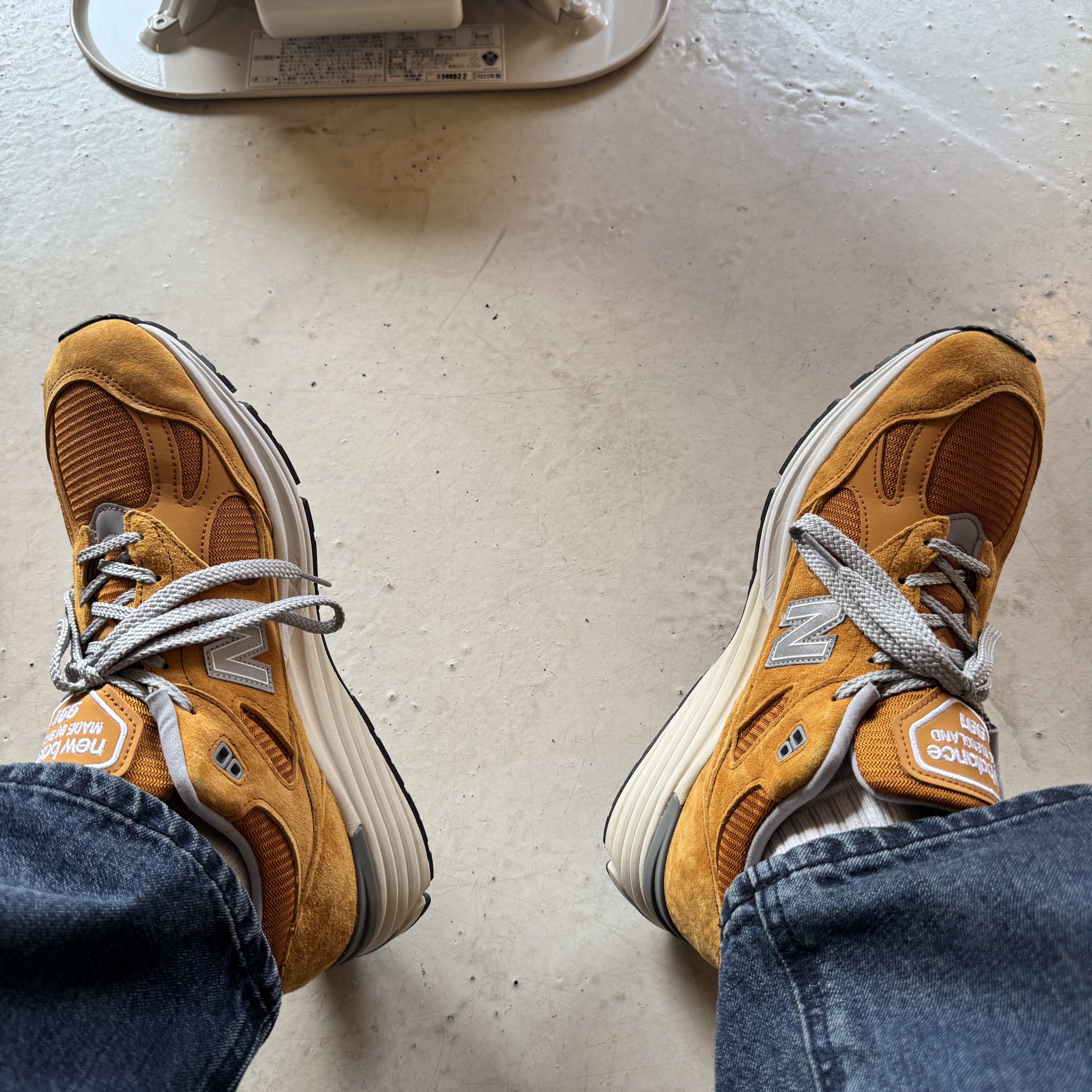 New Balance 991v2 Made in UK Yellow Silver 착용 스타일