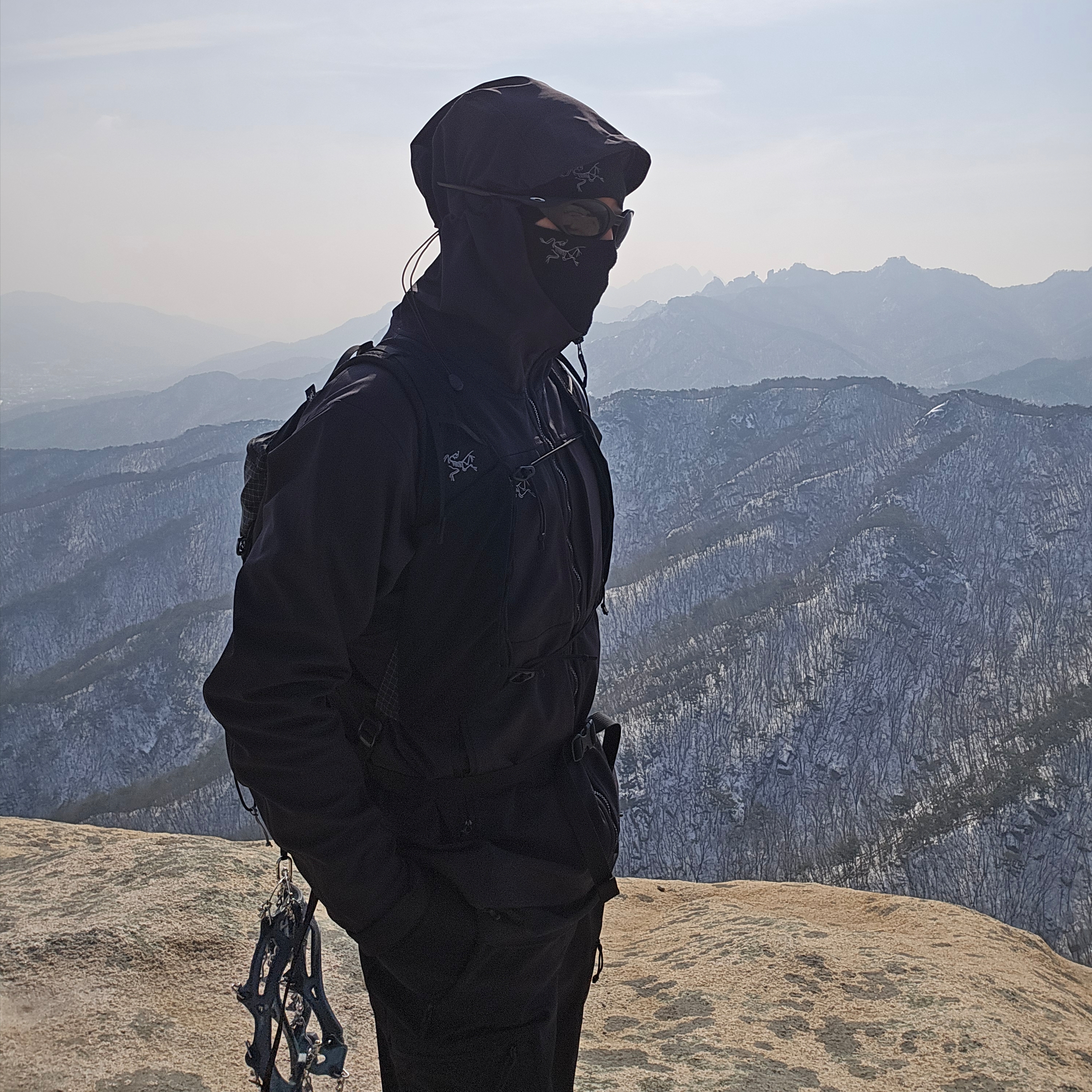 Arc'teryx Rho Lightweight Wool Toque Black, Oakley Eye Jacket Redux Matte Black Frame Prizm Grey Lenses High Bridge Fit 착용 스타일