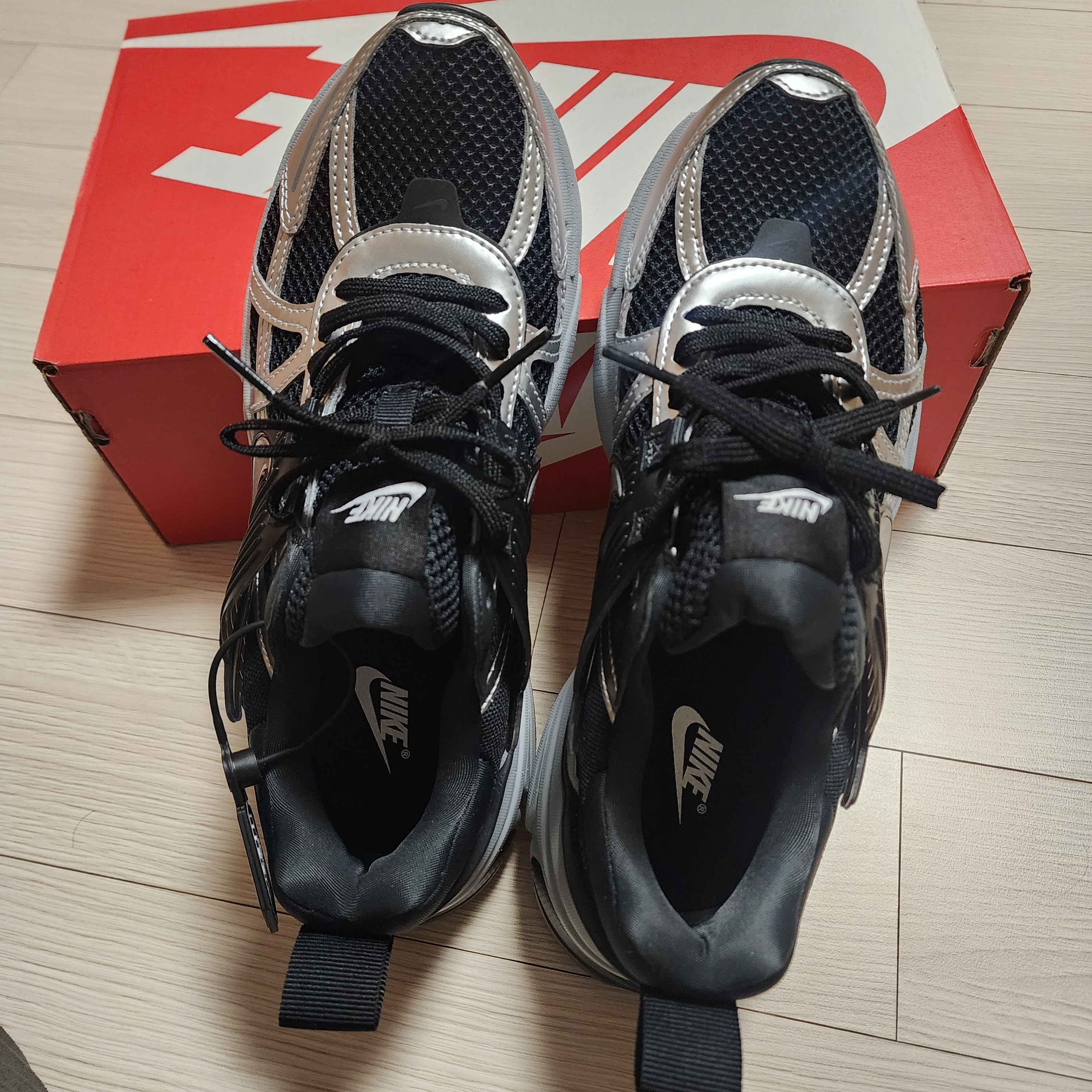 (W) Nike V2K Run Black Dark Smoke Grey 착용 스타일 - 2