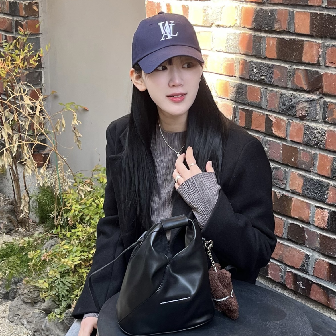 MM6 메종 마르지엘라 재패니즈 클래식 크로스바디백 블랙 착용 스타일 - 2