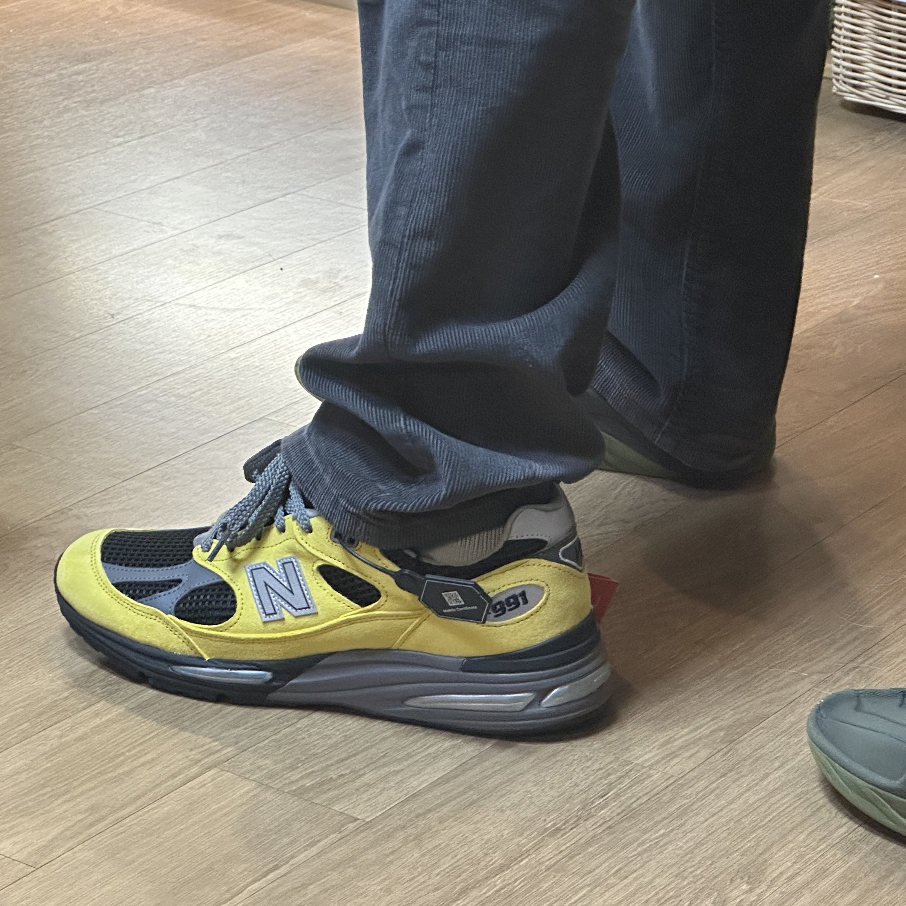 New Balance 991v2 Made in UK Yellow Black - Casestudy Exclusive 착용 스타일 - 2