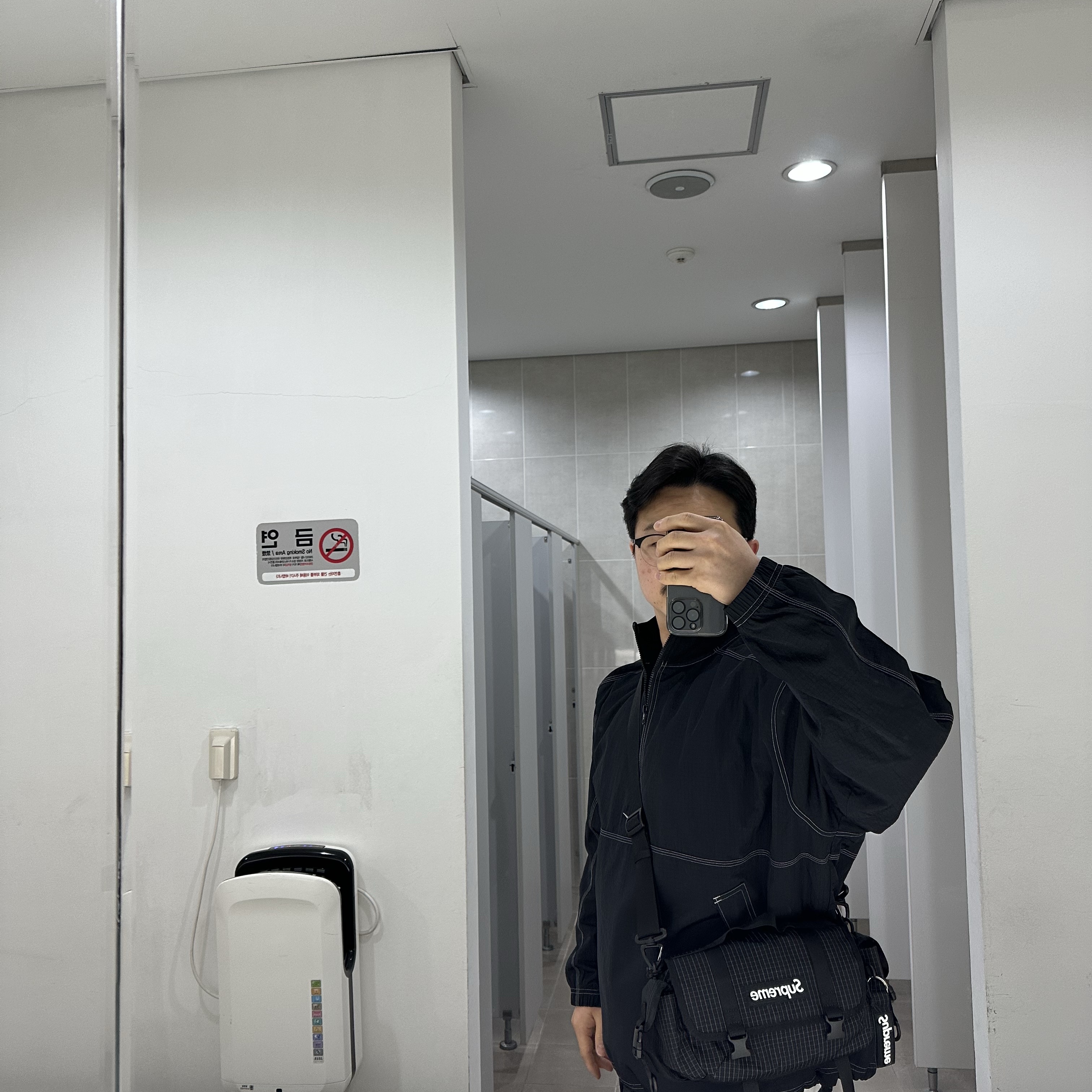 Supreme Mini Duffle Bag Black - 24SS, Supreme Ripstop Keychain Black - 24SS 착용 스타일 - 3