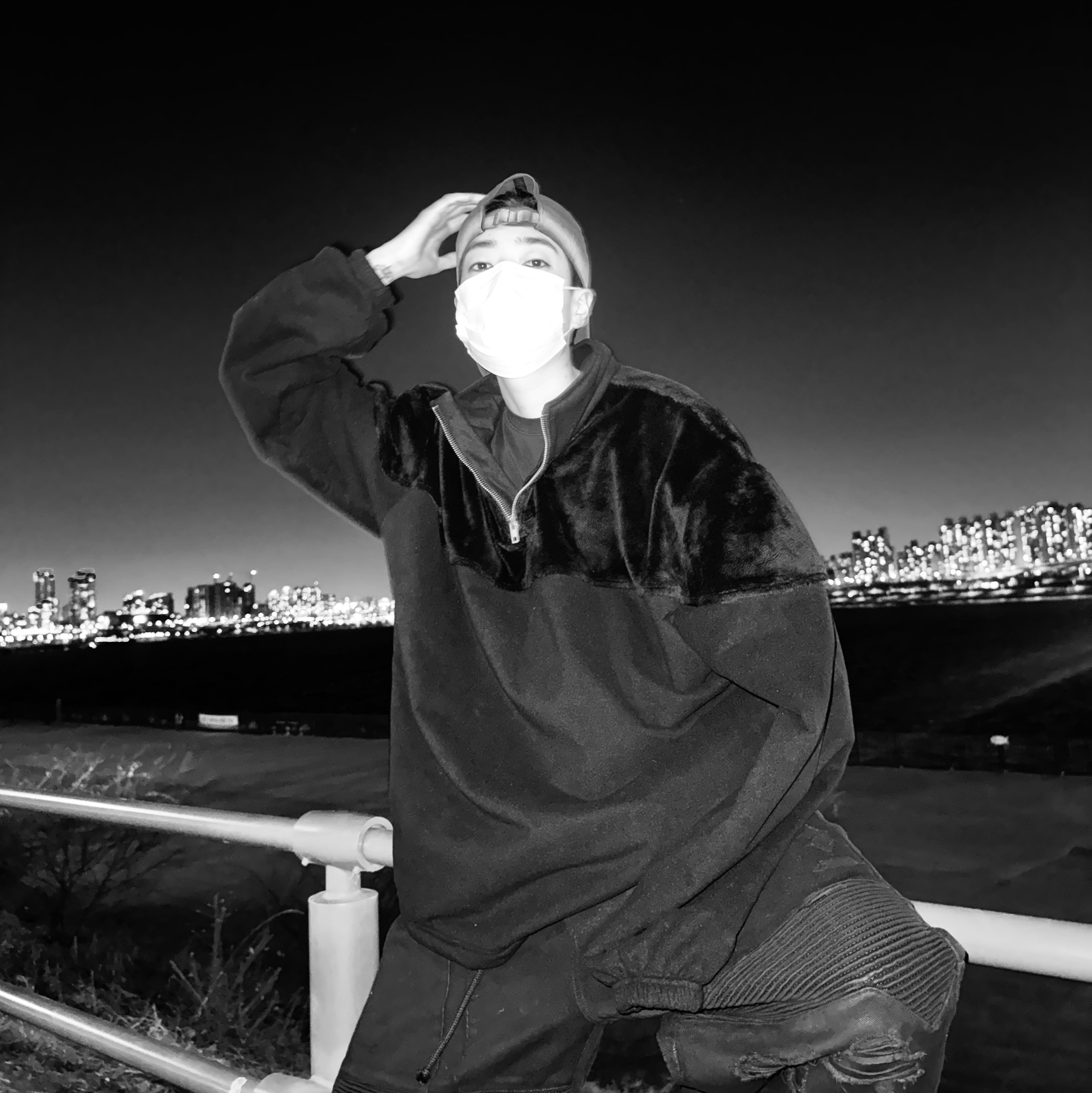 Hono Report Block Half Zip Black 착용 스타일 - 1