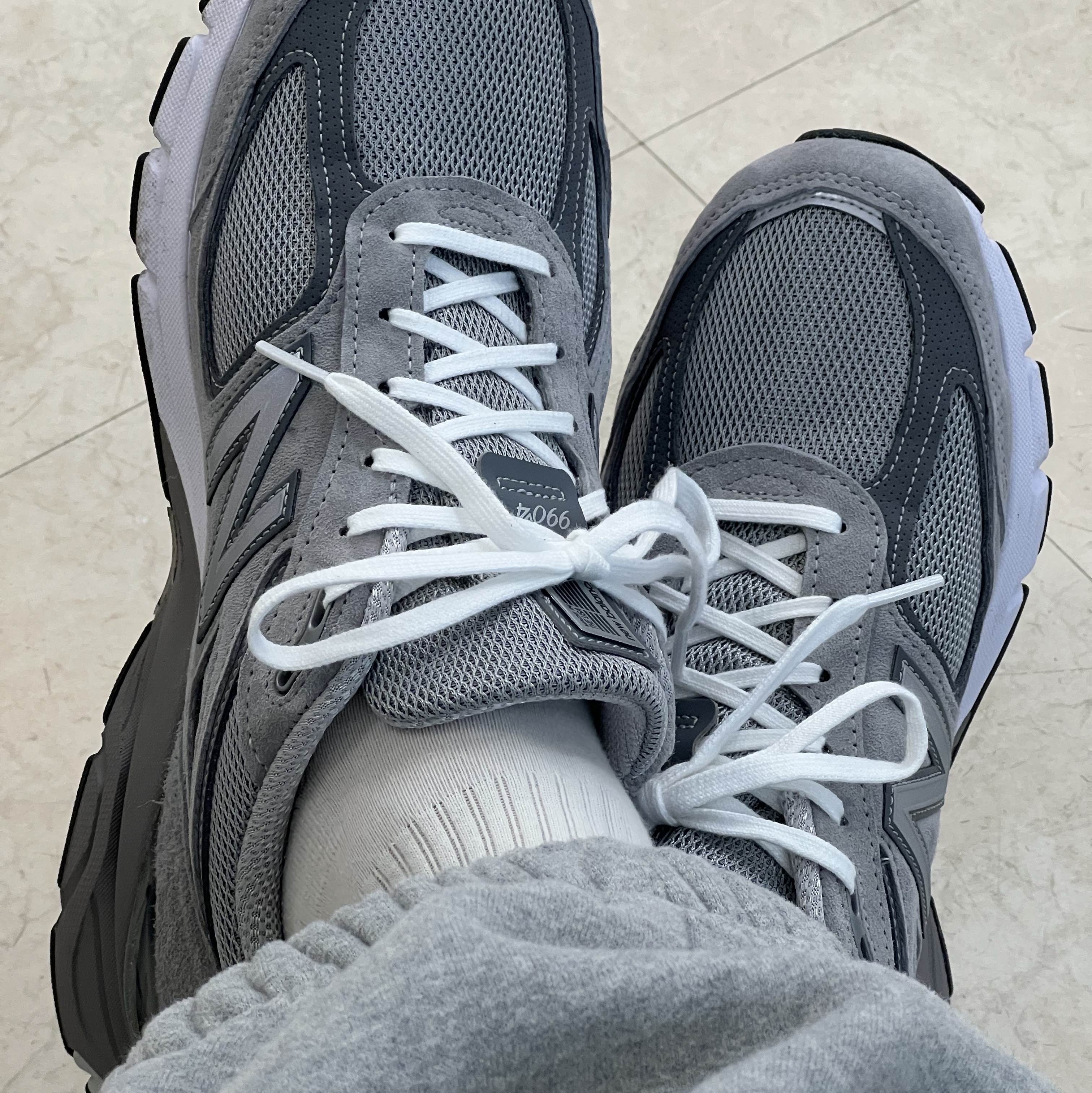 New Balance 990v4 Made in USA Grey Silver 착용 스타일