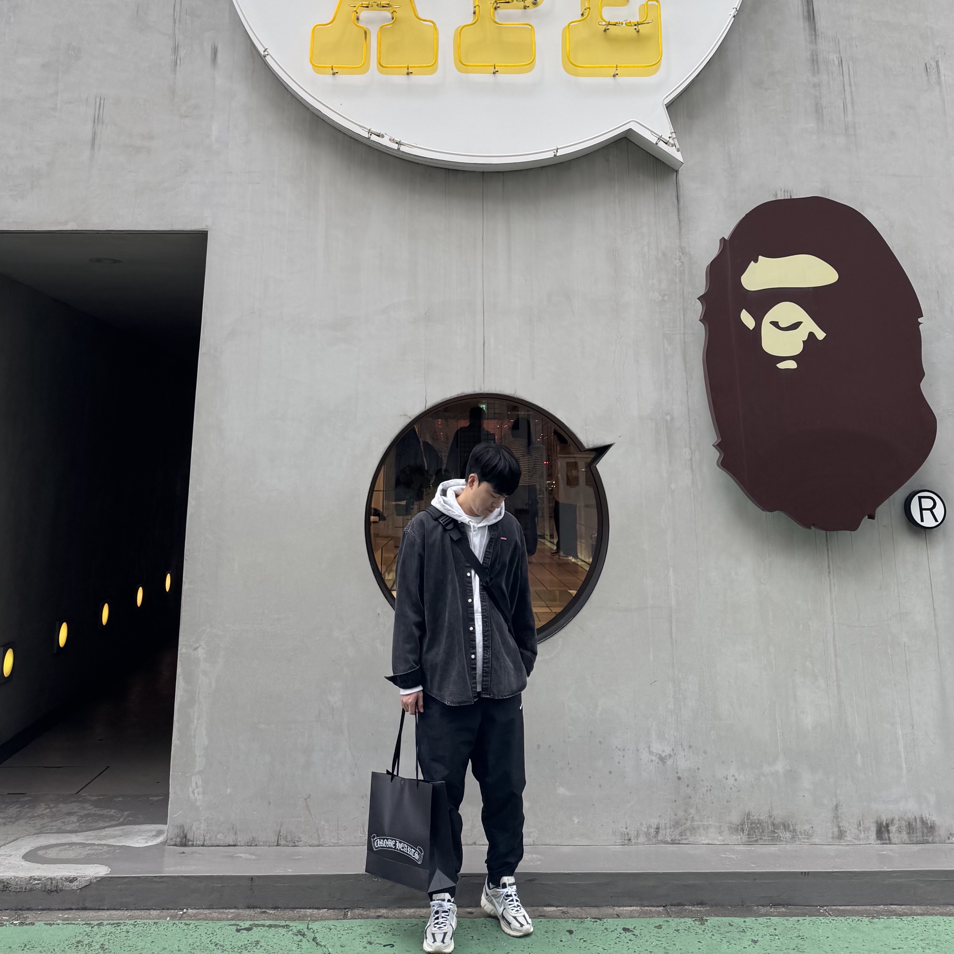 Nike Zoom Vomero 5 Light Bone and Black, Nike NRG Solo Swoosh Woven Track Pants Black White - Asia 착용 스타일