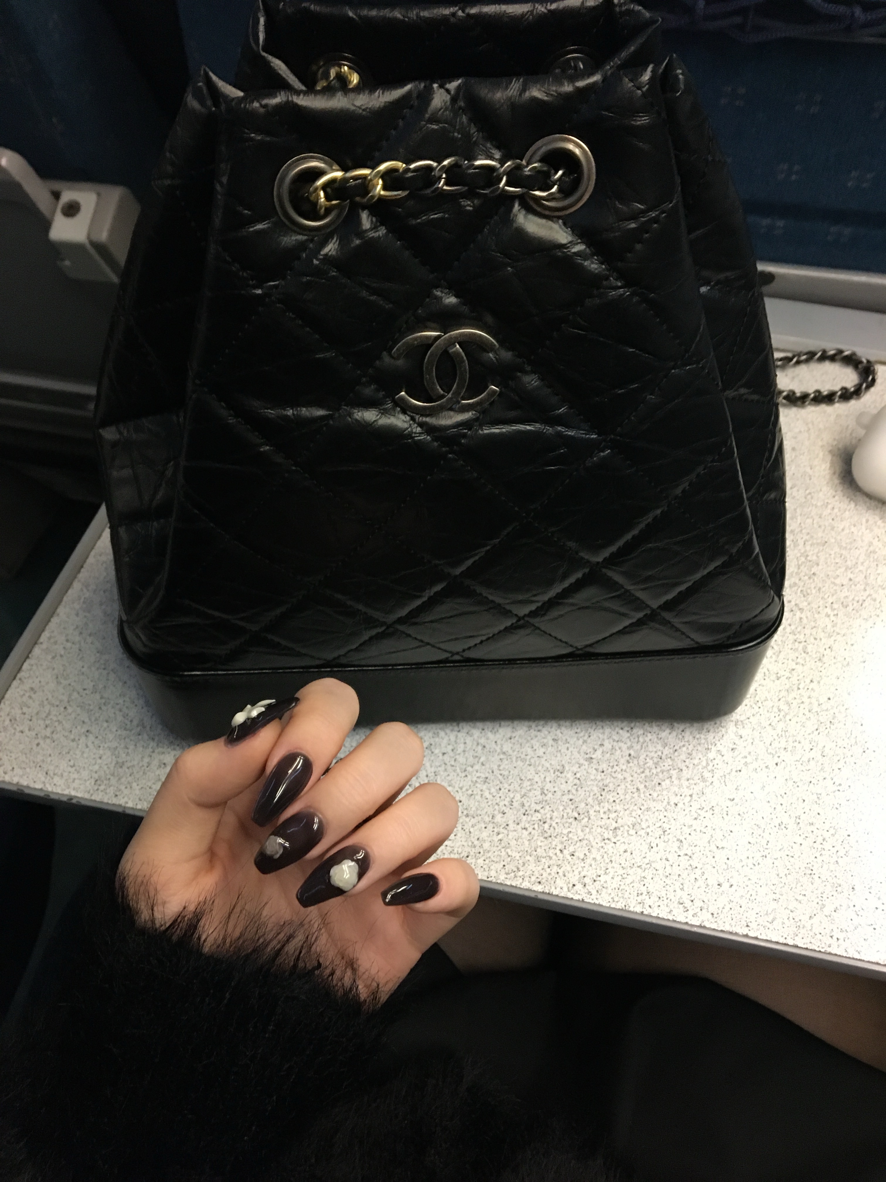 Chanel Small Gabrielle Backpack Aged Calfskin & Gold Silver Black, Burberry Check Cashmere Muffler Black Calico 착용 스타일 - 3
