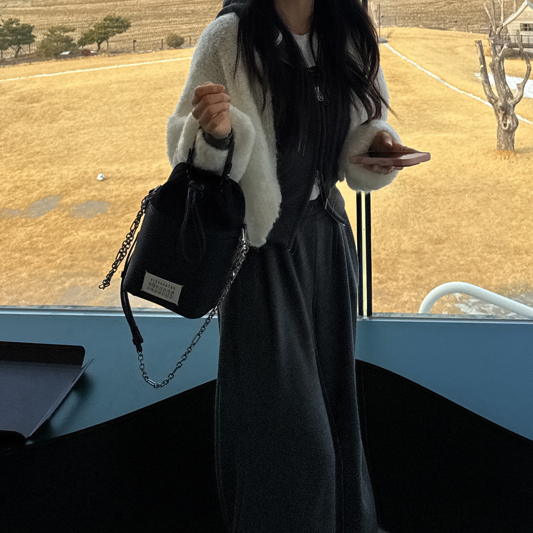 Maison Margiela 5AC Bucket Bag Black 착용 스타일 - 3