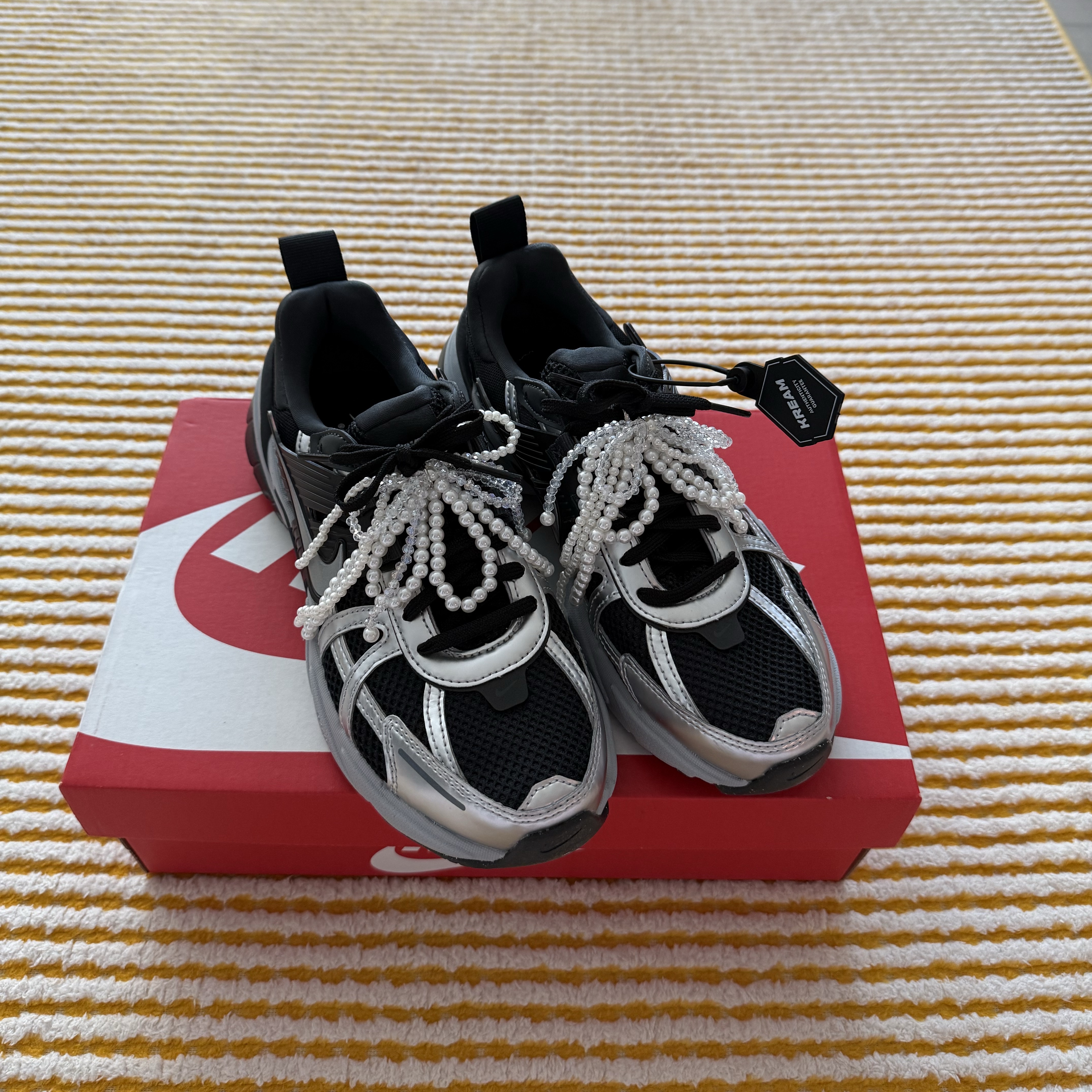 (W) Nike V2K Run Black Dark Smoke Grey 착용 스타일