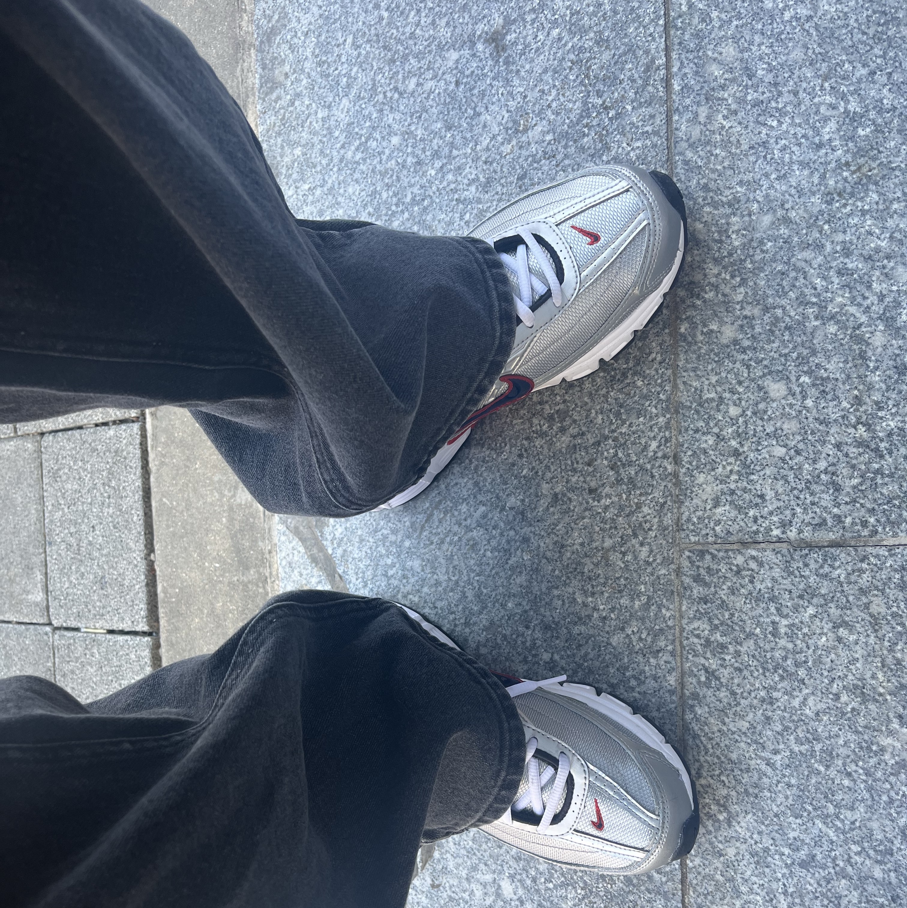 Nike Initiator Metallic Silver Black 착용 스타일