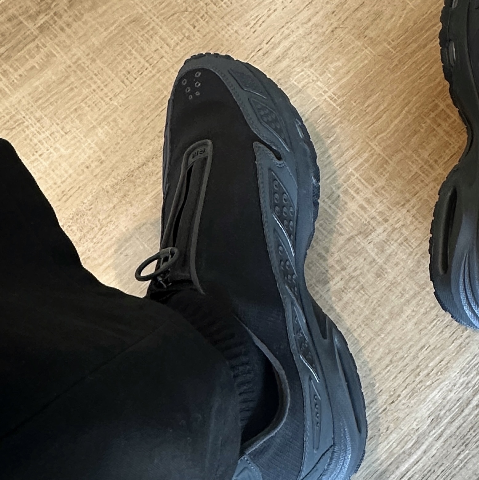 (W) Nike Air Max SNDR Gore-Tex Black and Dark Smoke Grey 착용 스타일