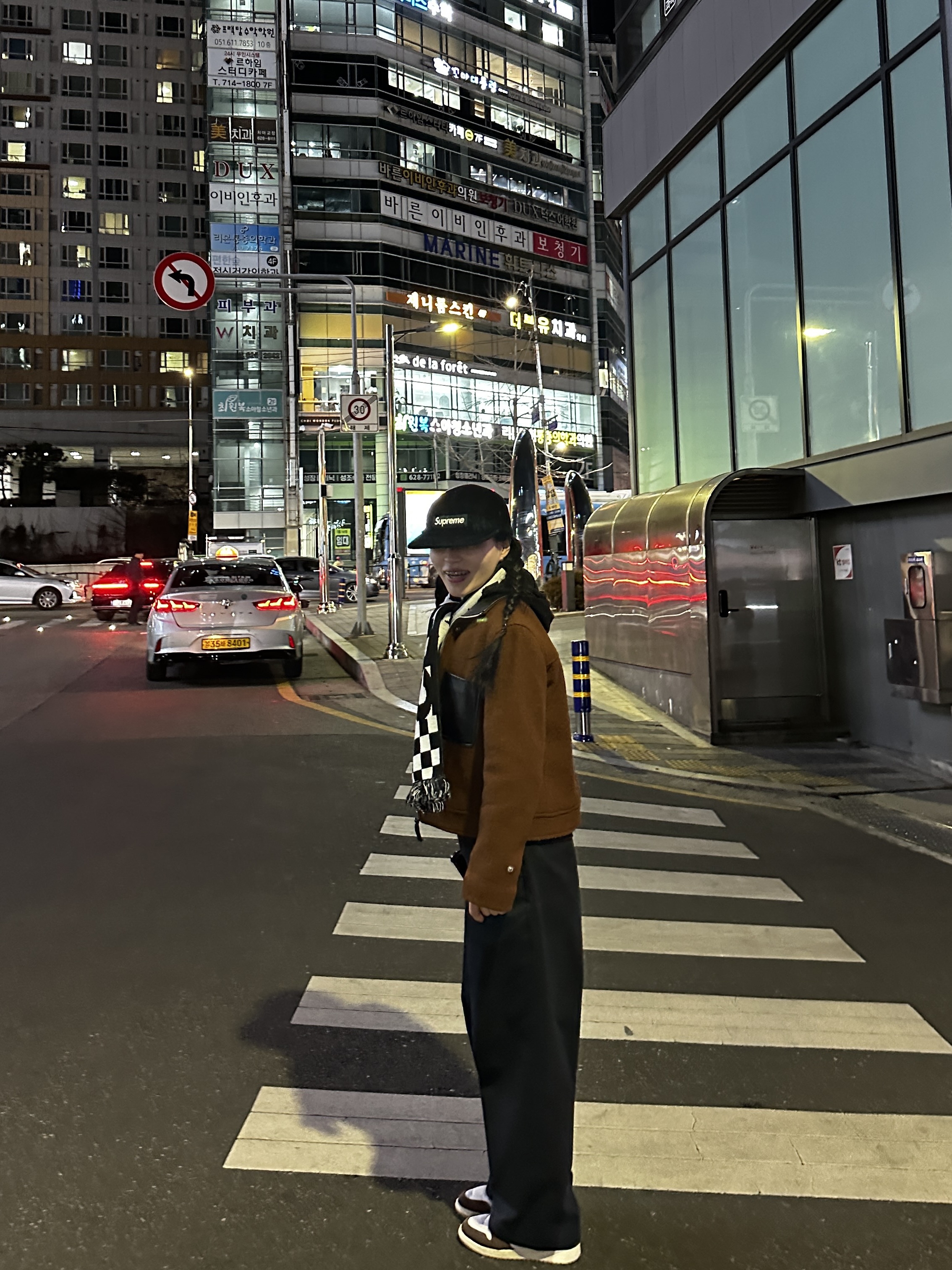 슈프림 코듀로이 캠프캡 블랙 - 24FW, CDG 로고 체크 머플러 화이트 블랙 착용 스타일 - 3