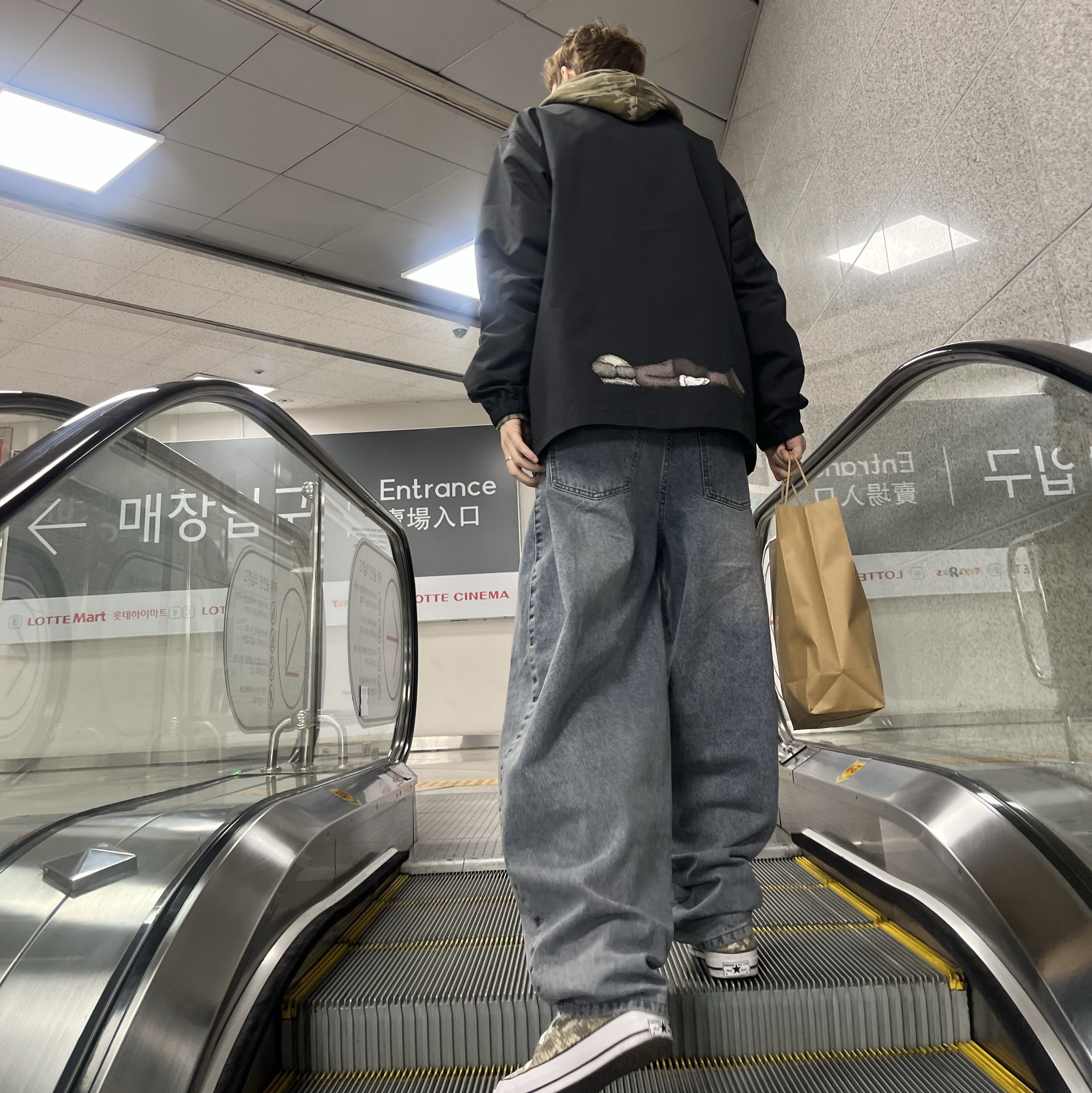 Uniqlo UT x Kaws x Warhol Coach Jacket Black, Converse x Stussy Chuck 70 High Leather Snakeskin 착용 스타일