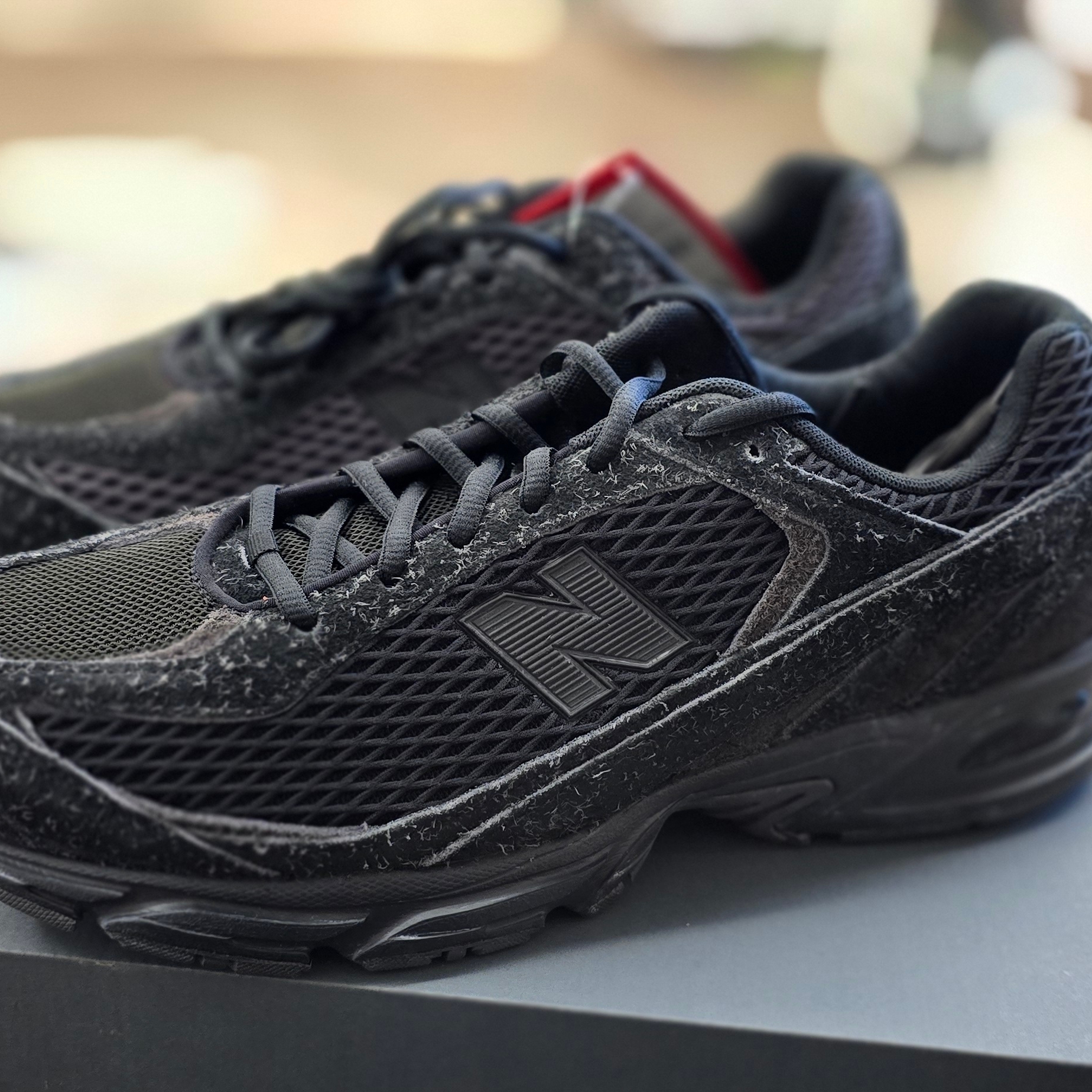 New Balance 509 Black Castle Grey 착용 스타일 - 3
