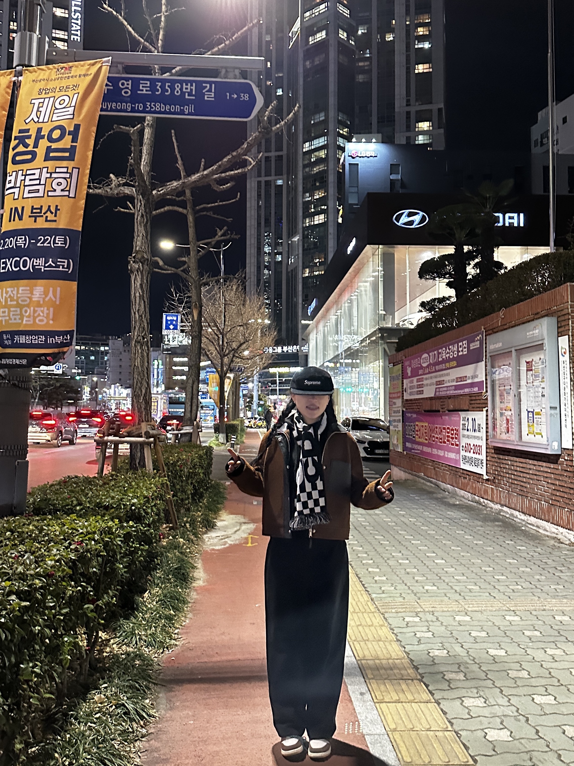슈프림 코듀로이 캠프캡 블랙 - 24FW, CDG 로고 체크 머플러 화이트 블랙 착용 스타일 - 4