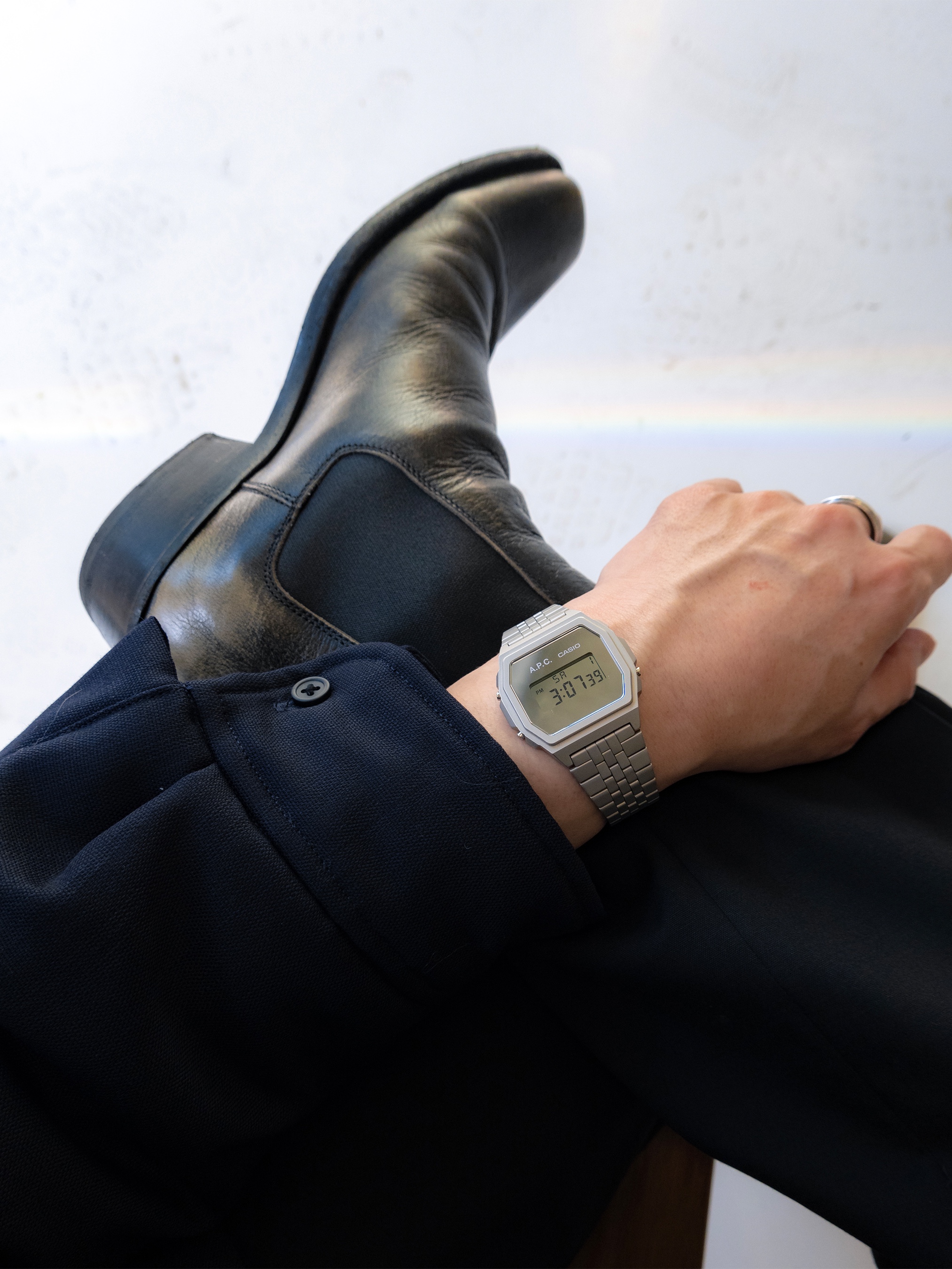 Jacquemus The Boulanger Shirt Dark Navy, Casio x A.P.C. A1000ACD-7 착용 스타일 - 4