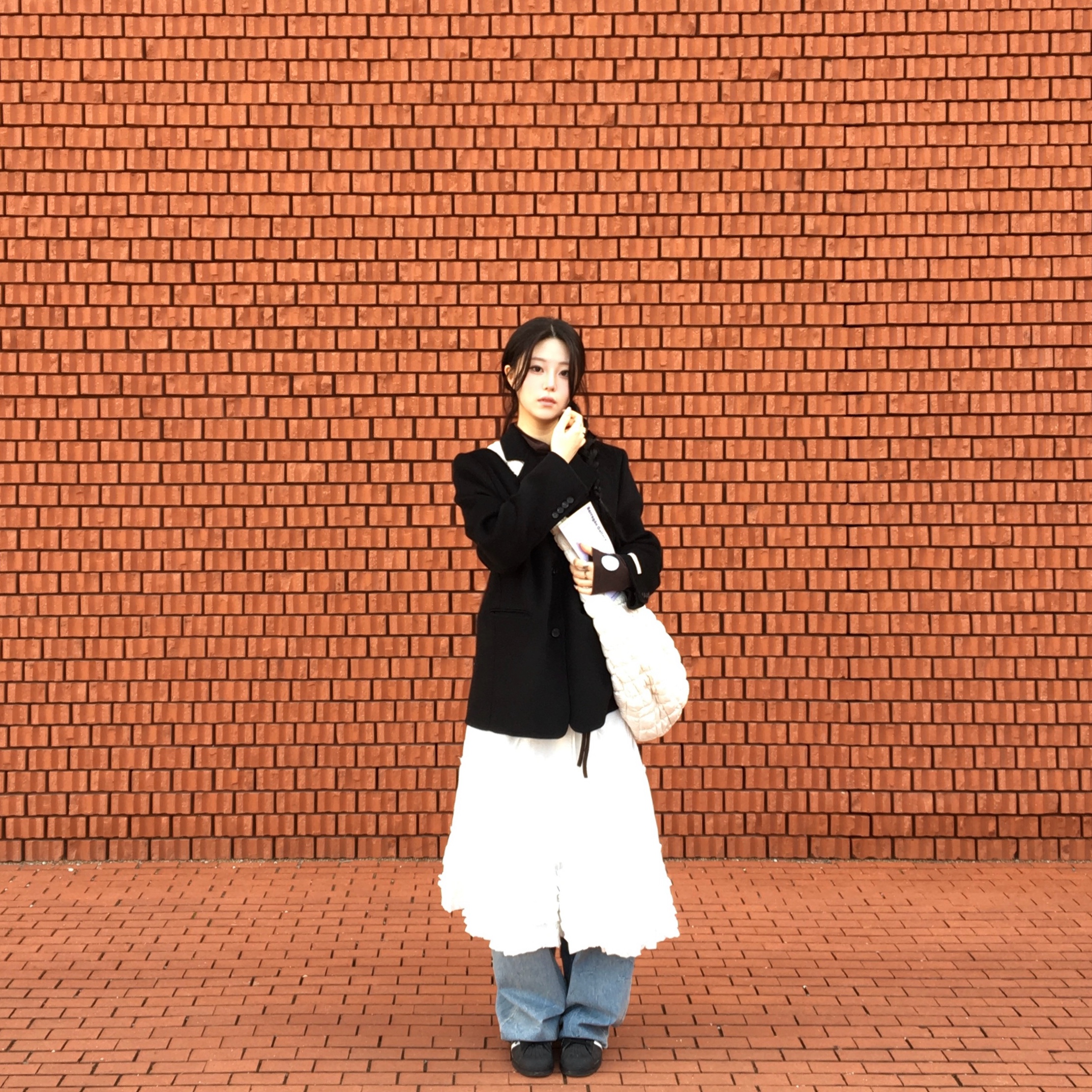 Adidas Superstar Core Black White, COS Quilted Oversized Shoulder Bag Off White Light Beige 착용 스타일 - 2