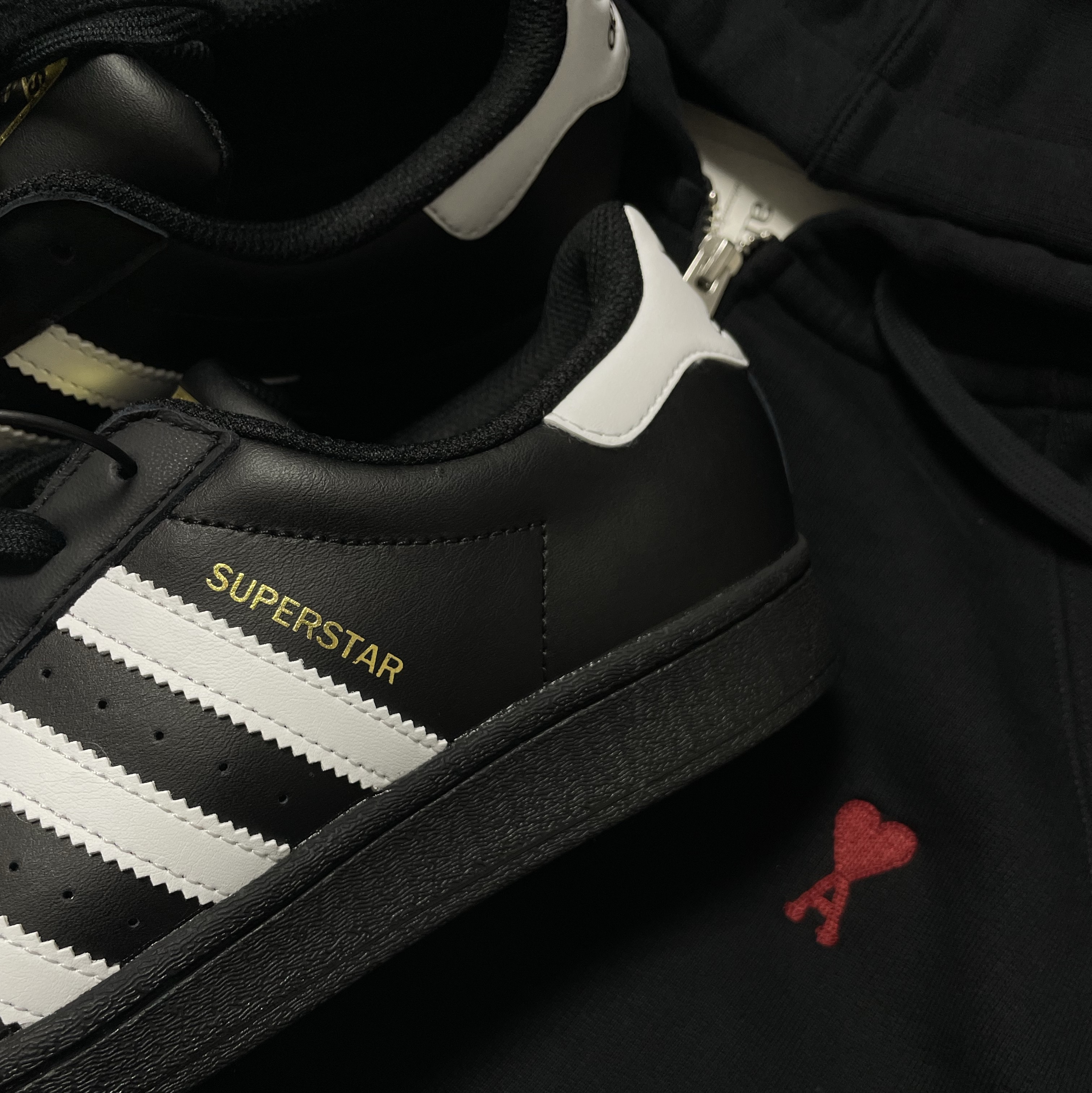 AMI de Coeur Cotton Zipped Hoodie Black, Adidas Superstar Core Black White 착용 스타일