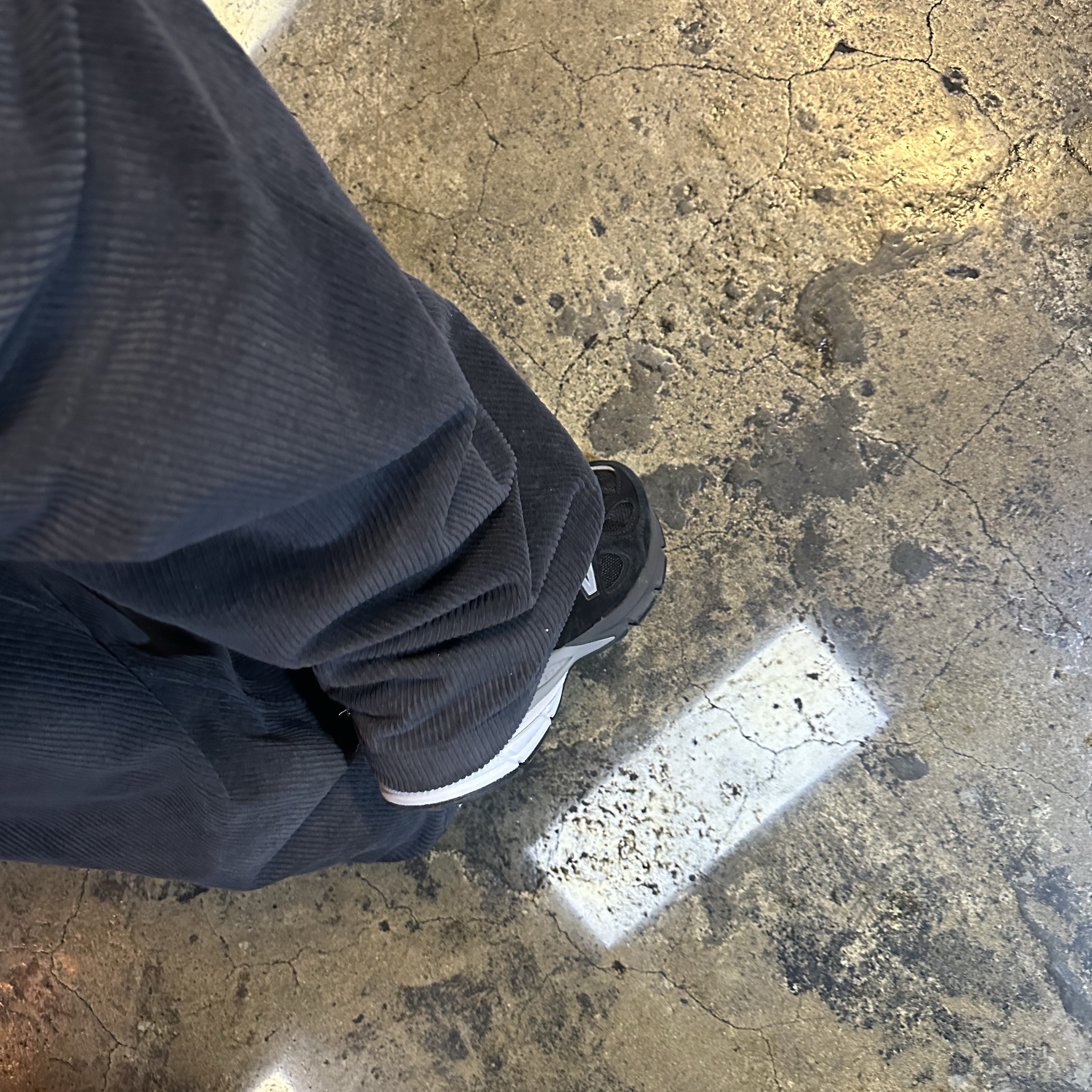 New Balance 990v4 Made in USA Black Silver 착용 스타일 - 2