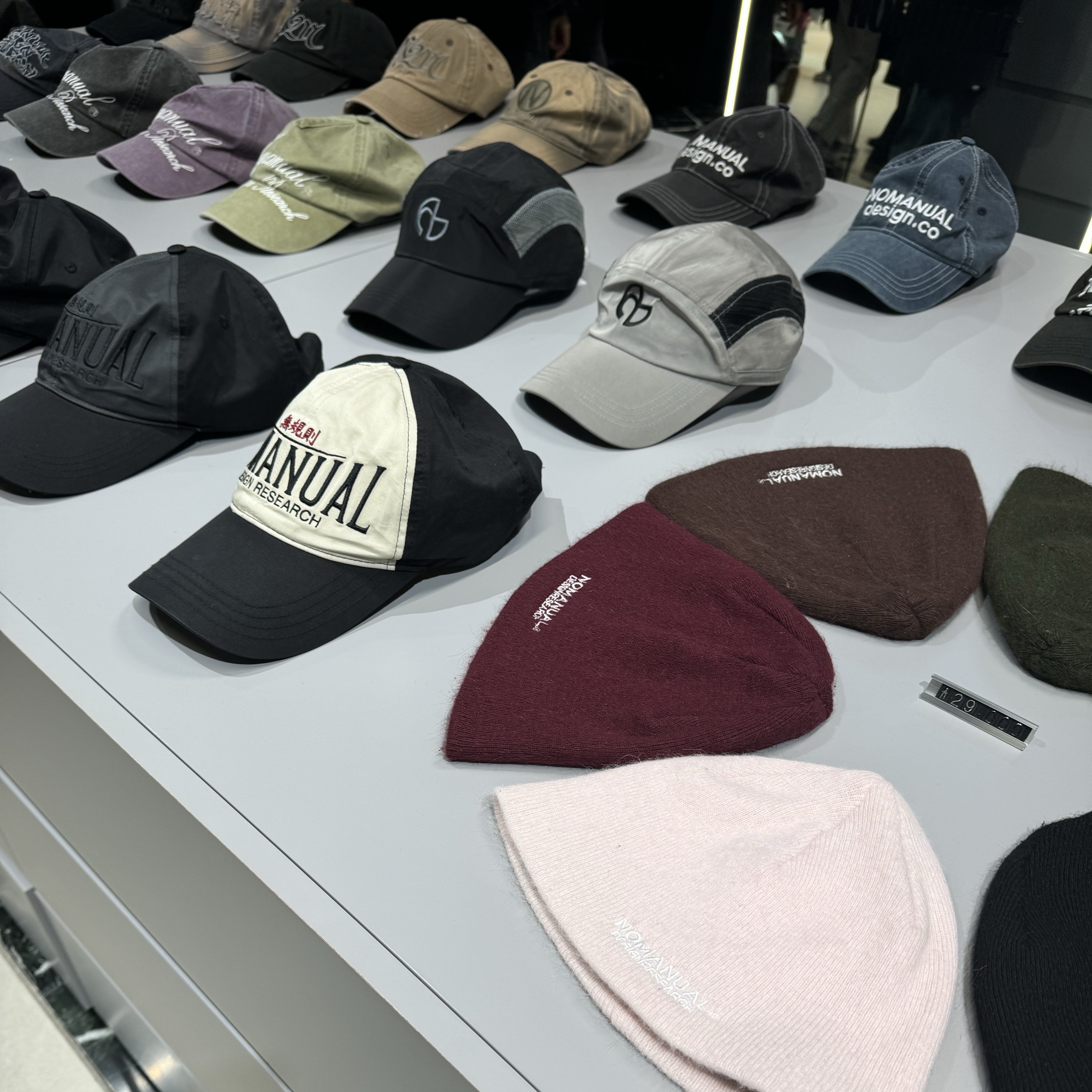 NOMANUAL 2C Trucker Ball Cap Black 착용 스타일