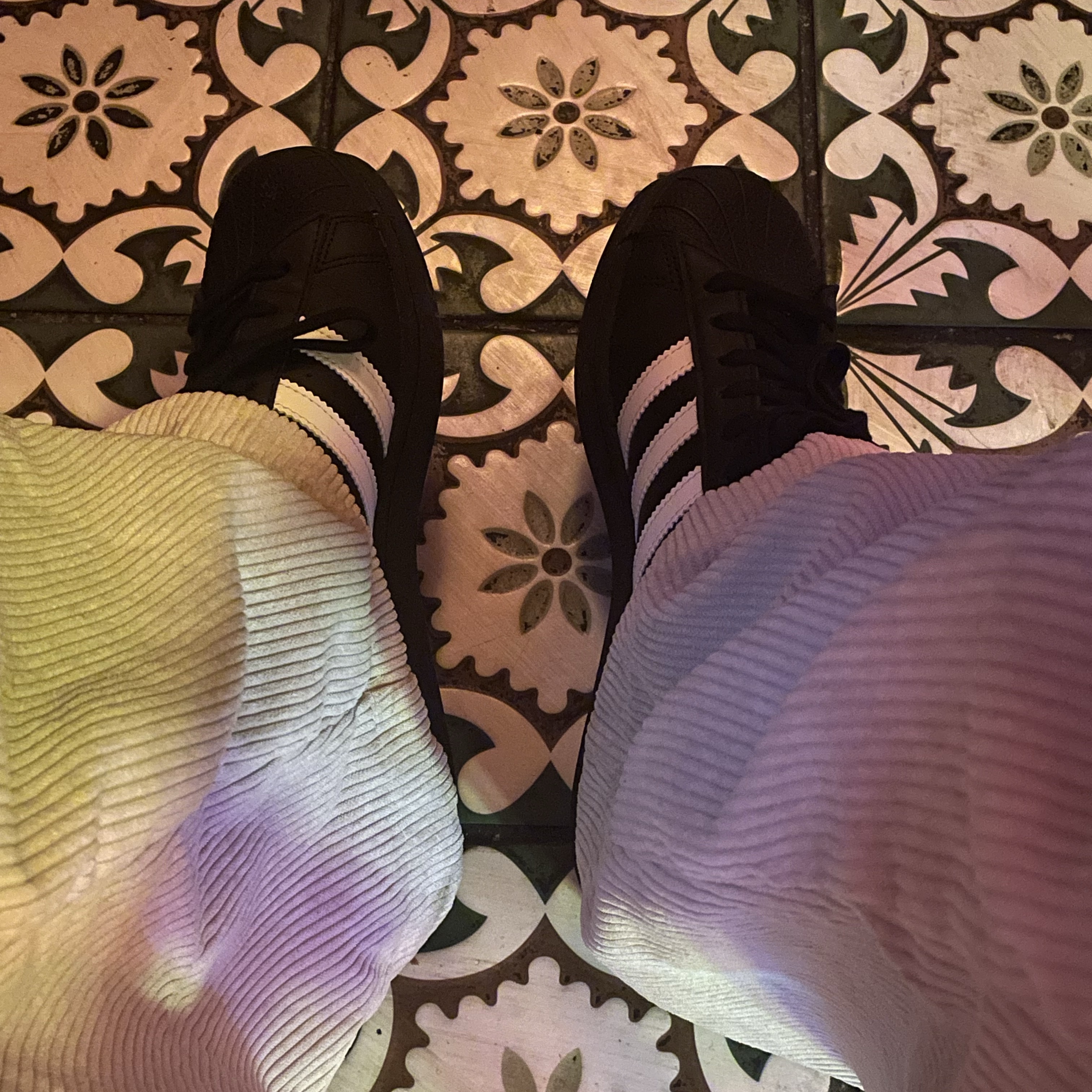 Adidas Superstar Core Black White 착용 스타일