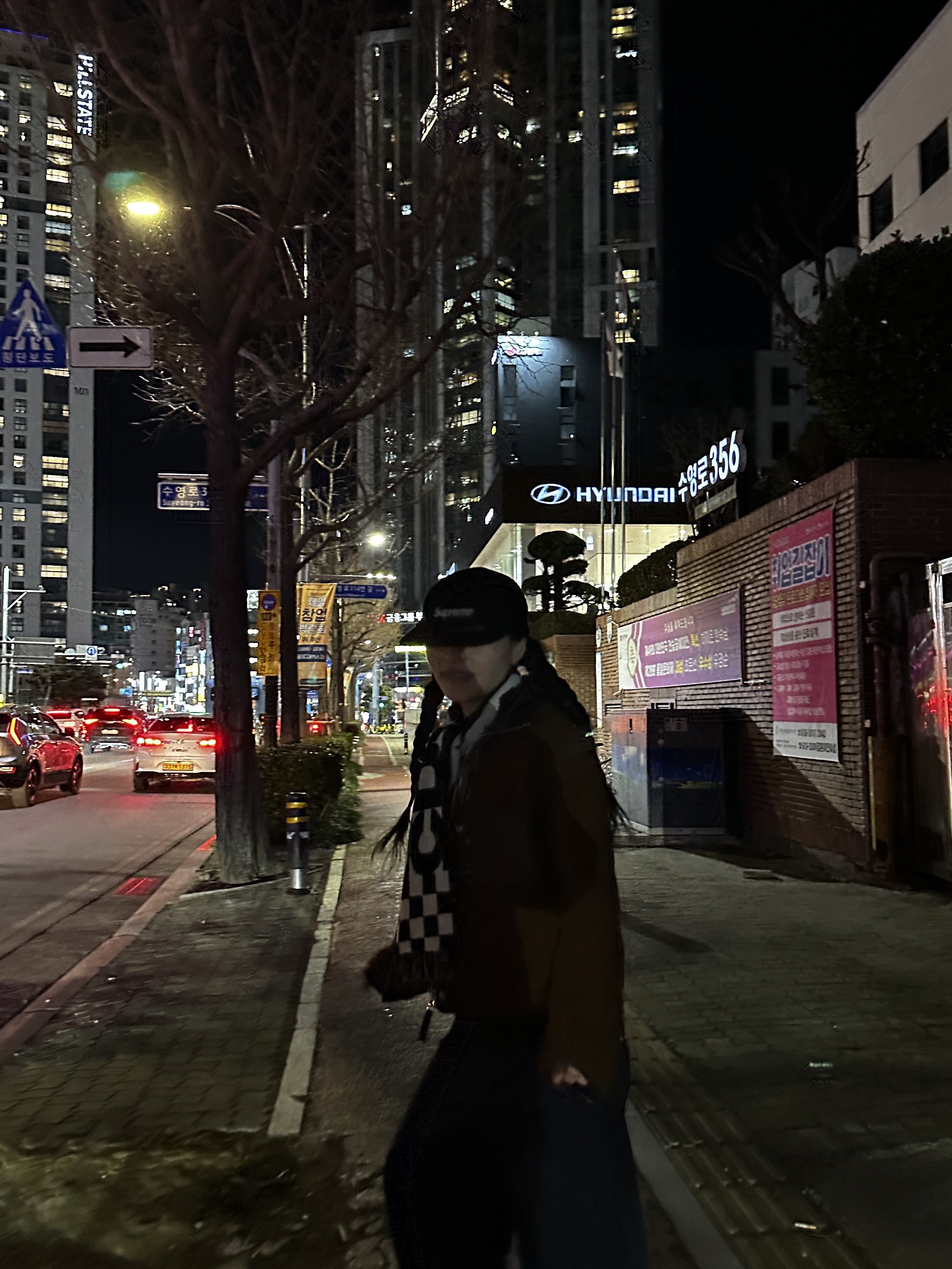 슈프림 코듀로이 캠프캡 블랙 - 24FW, CDG 로고 체크 머플러 화이트 블랙 착용 스타일 - 6