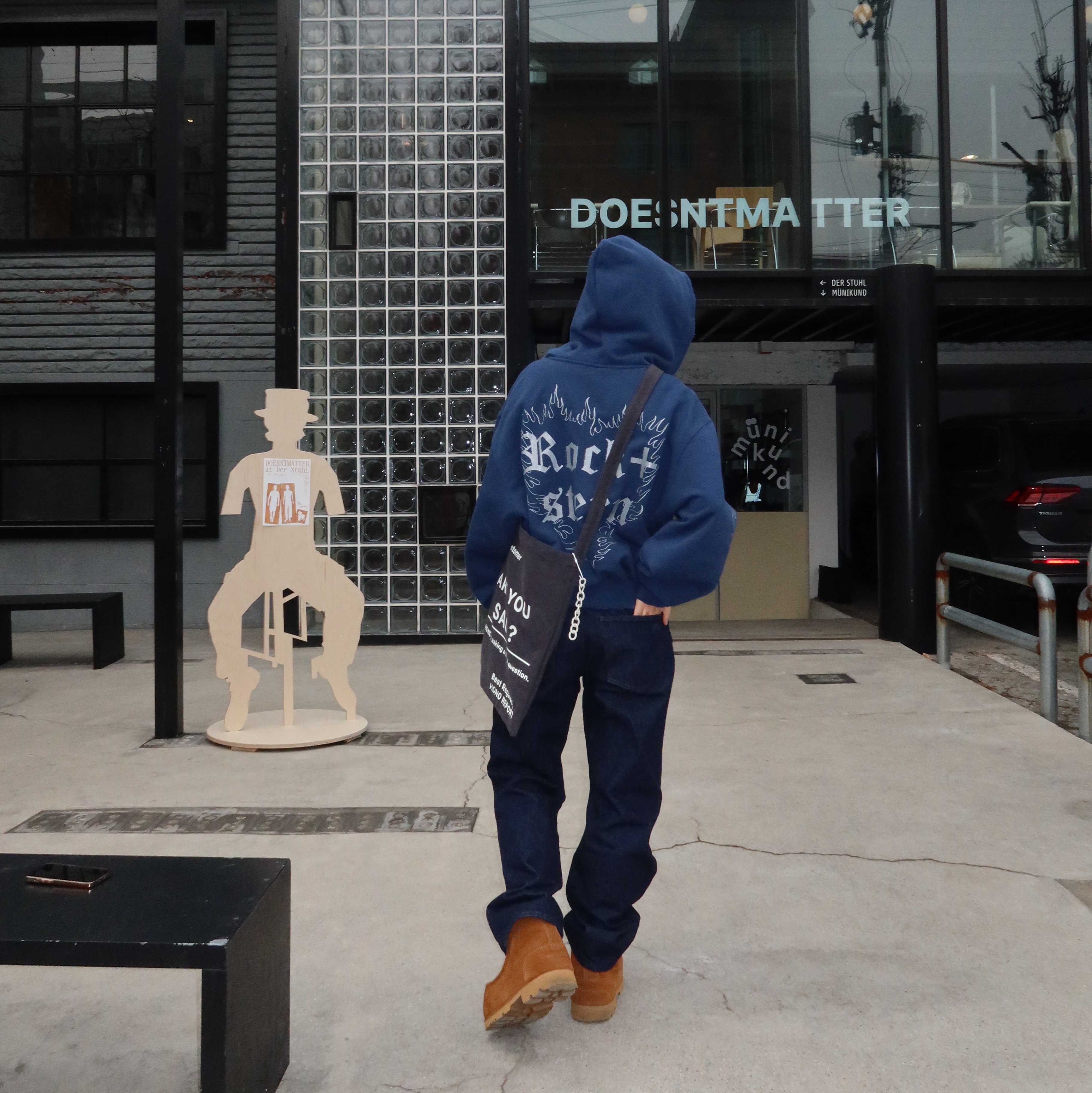Hono Report Letter Bag Gray, Uniqlo x JW Anderson Straight Jean Blue - KR 착용 스타일 - 2