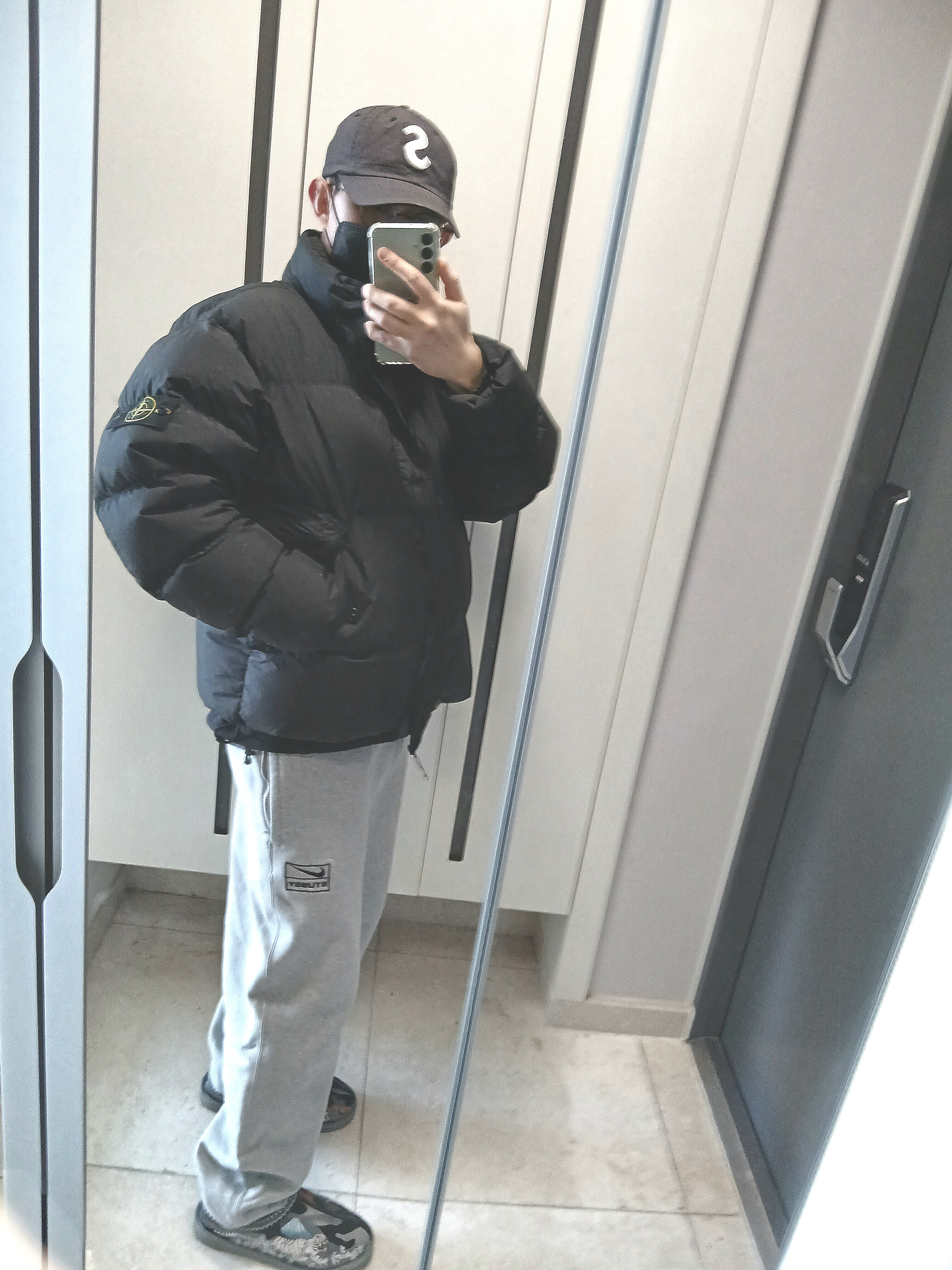 UGG x Palace Tasman Slipper Black Camo, Nike x Stussy NRG Fleece Crewneck Dark Grey Heather (DO9337-063) 착용 스타일 - 3
