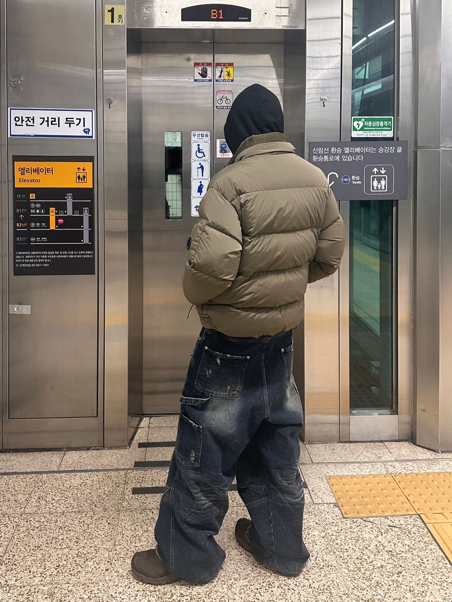 C.P. Company Nycra-R Short Down Jacket Walnut Beige - 24FW, Salomon XA Forces Jungle Earth Brown 착용 스타일 - 2